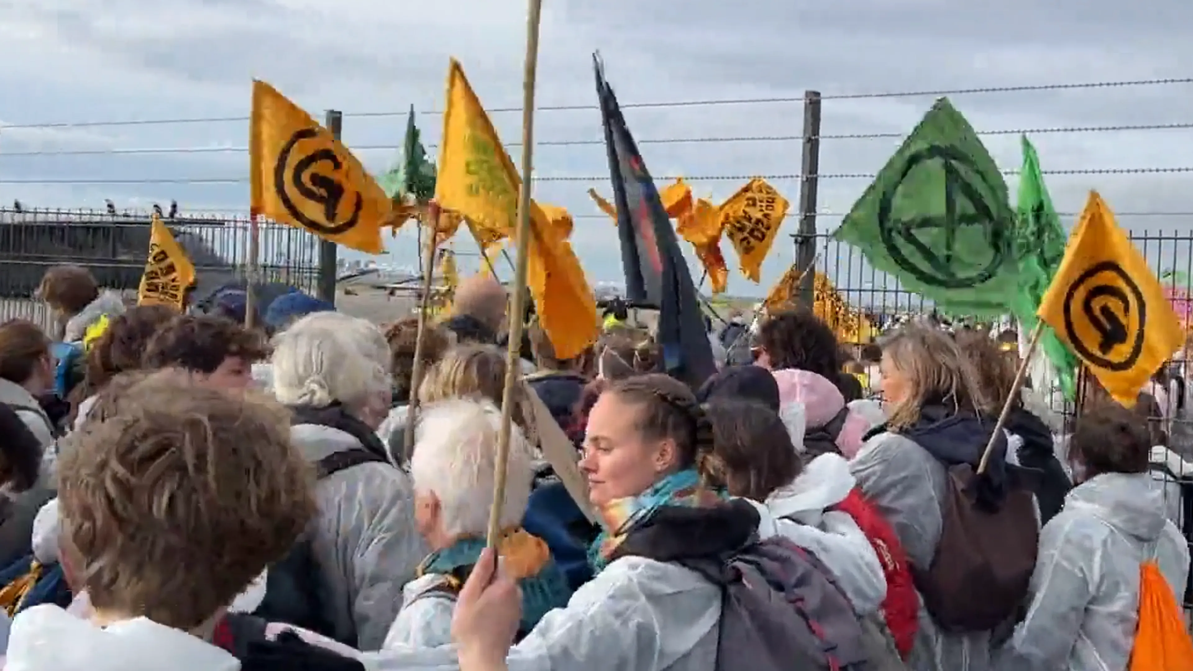 Extinction Rebellion voert actie op Eindhoven Airport, reizigers gewaarschuwd