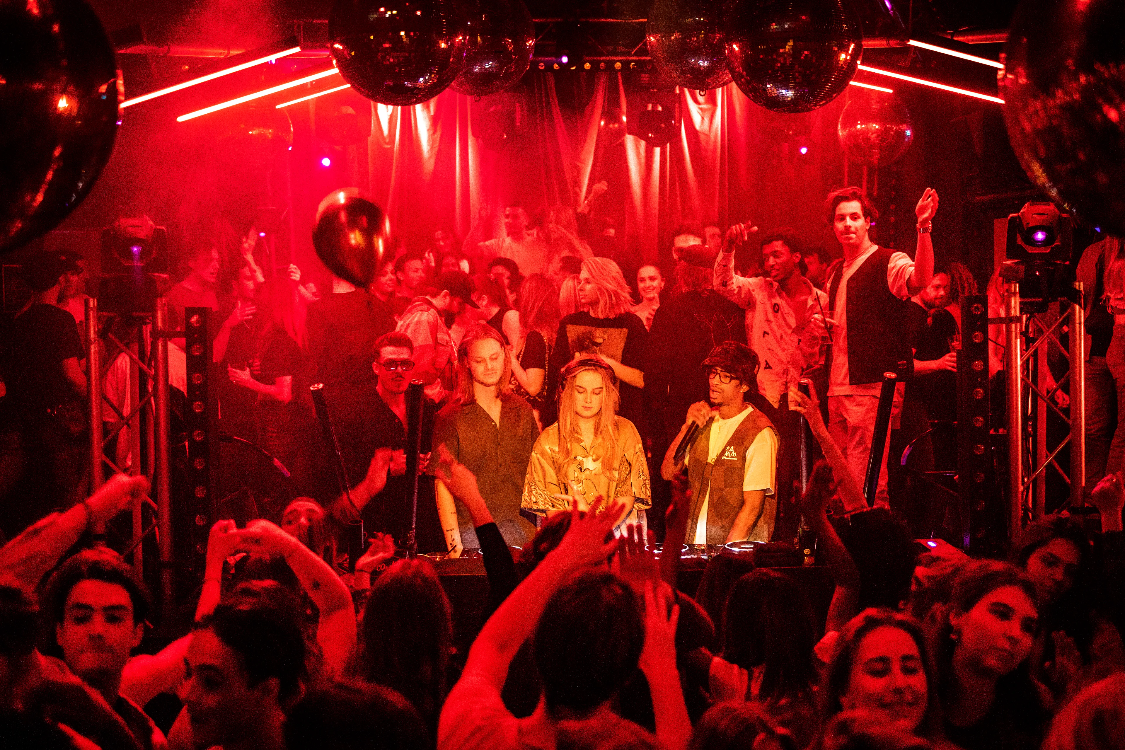 Boetes en waarschuwingen voor nachtclubs die deuren openden