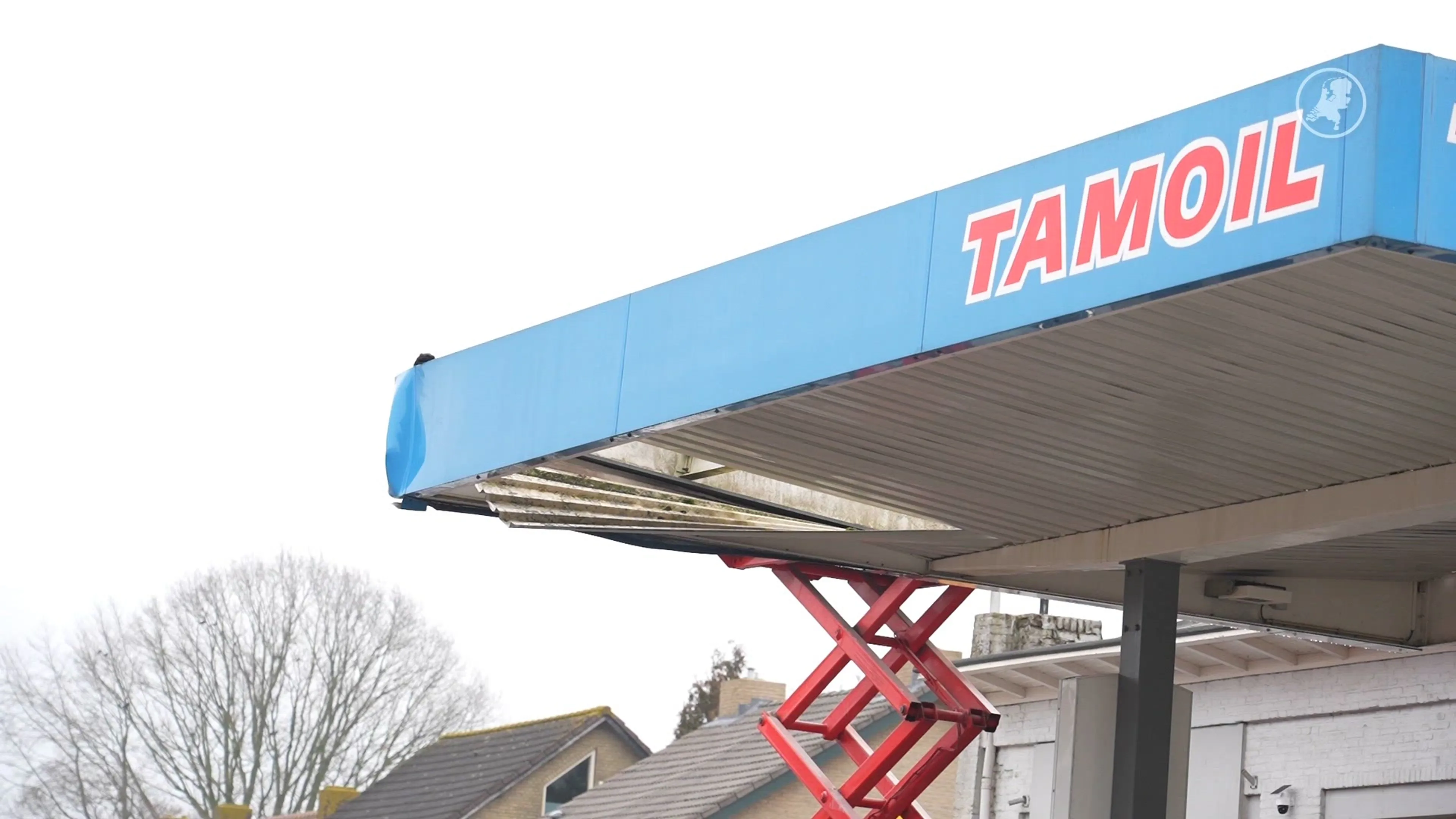Man zakt door dak van tankstation en raakt zwaargewond