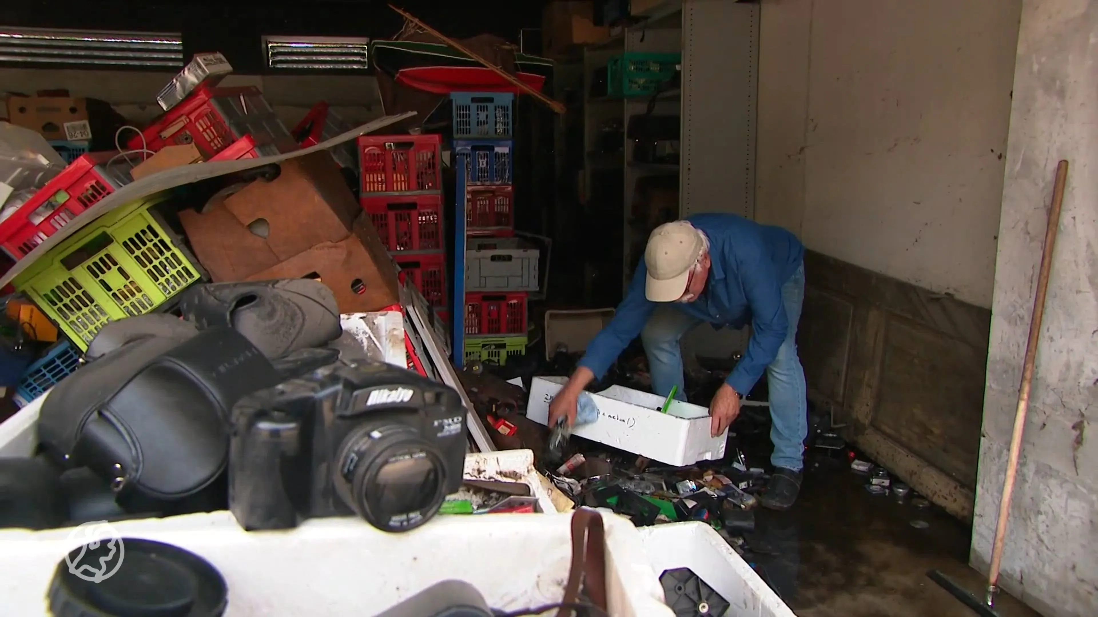 Jacob is zijn vintage camera's en oldtimer kwijt door overstroming in garagebox