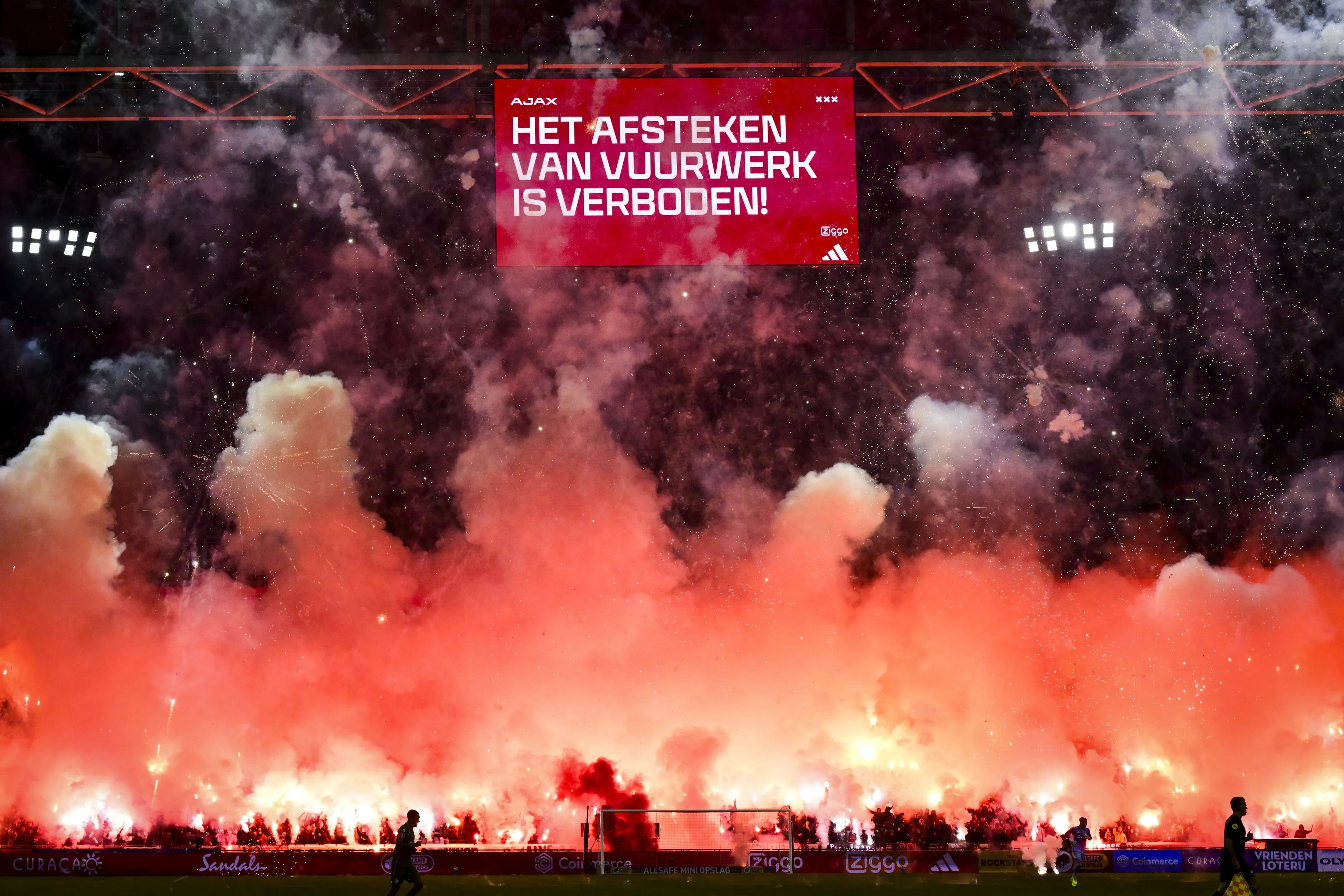 Wedstrijd Ajax - FC Groningen definitief stilgelegd na vuurwerk