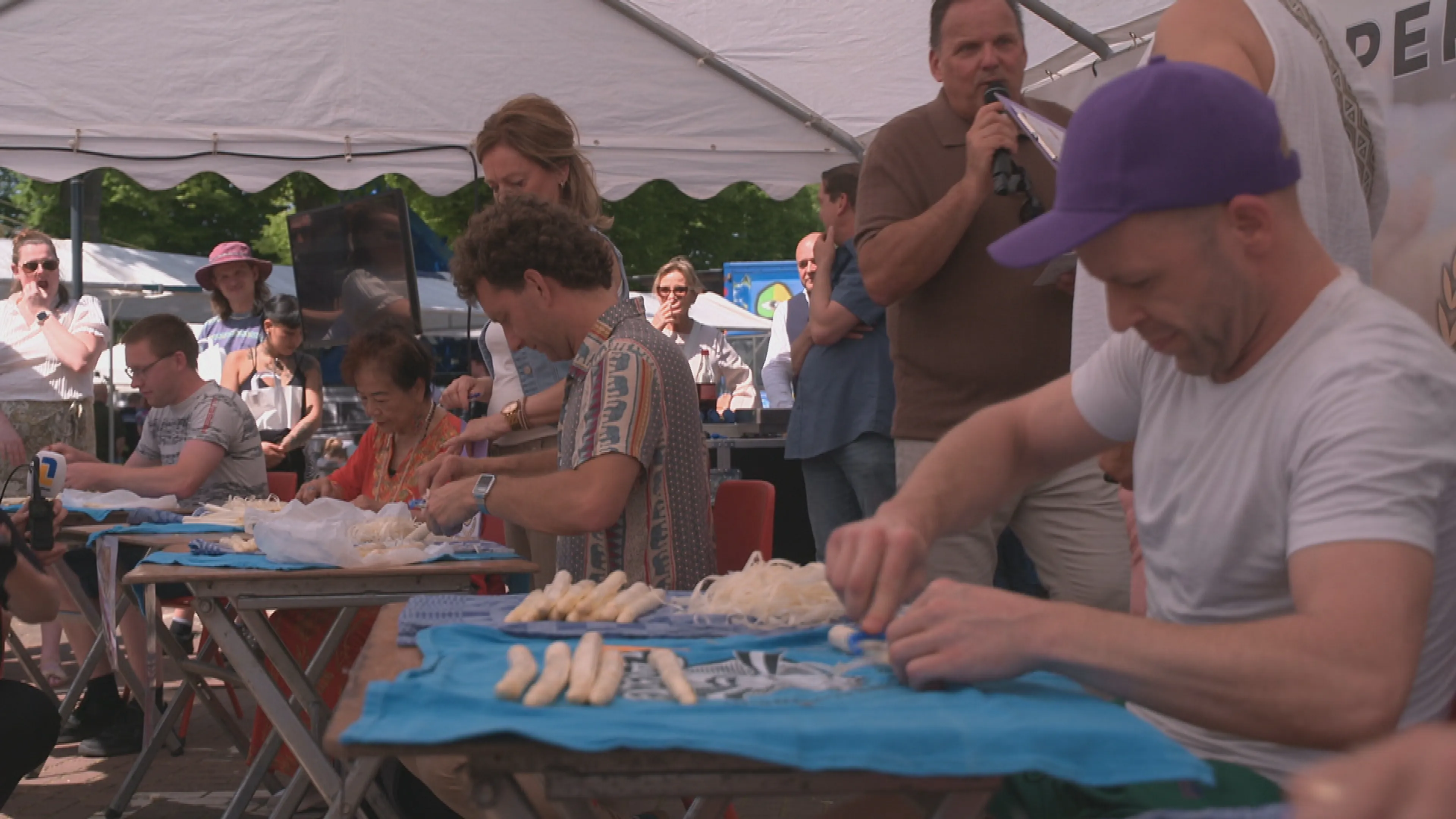 Wie schilt het snelst? Strijd om WK-titel asperges schillen in Grubbenvorst