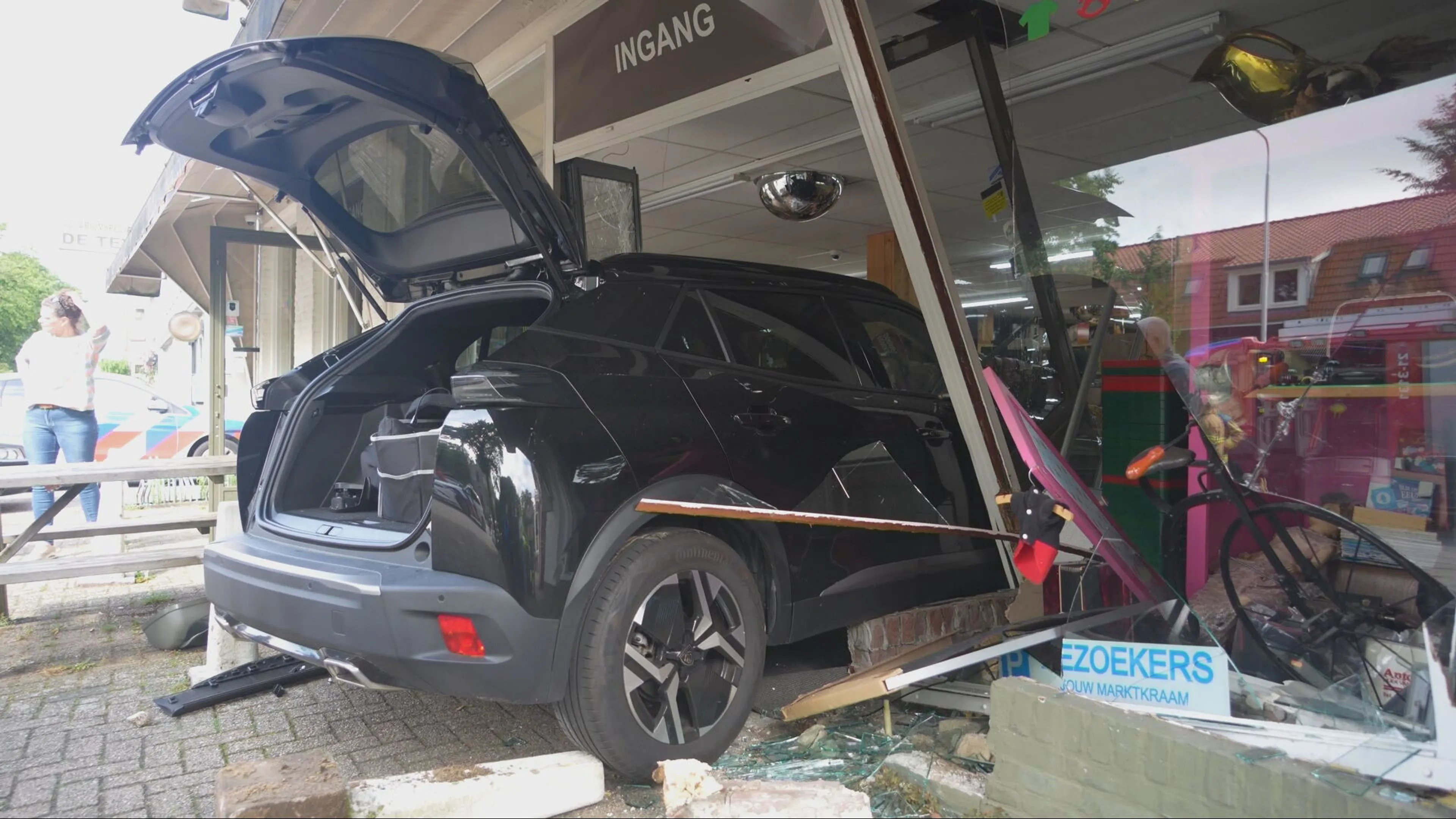 Automobilist rijdt winkel in Oss binnen: 'Engel op mijn schouder gehad'