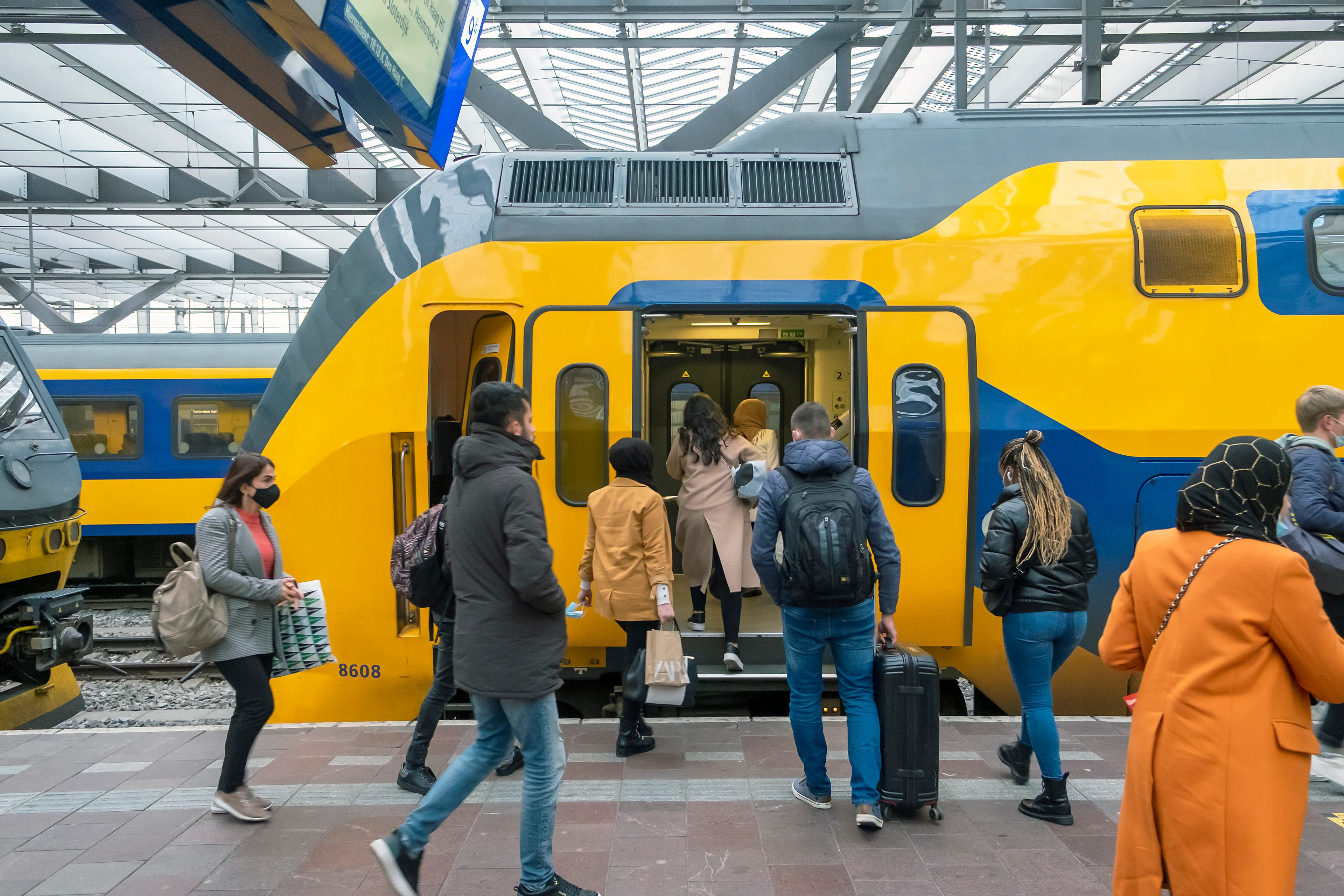 NS stopt tijdelijk met extra spits- en nachttreinen door lockdownregels