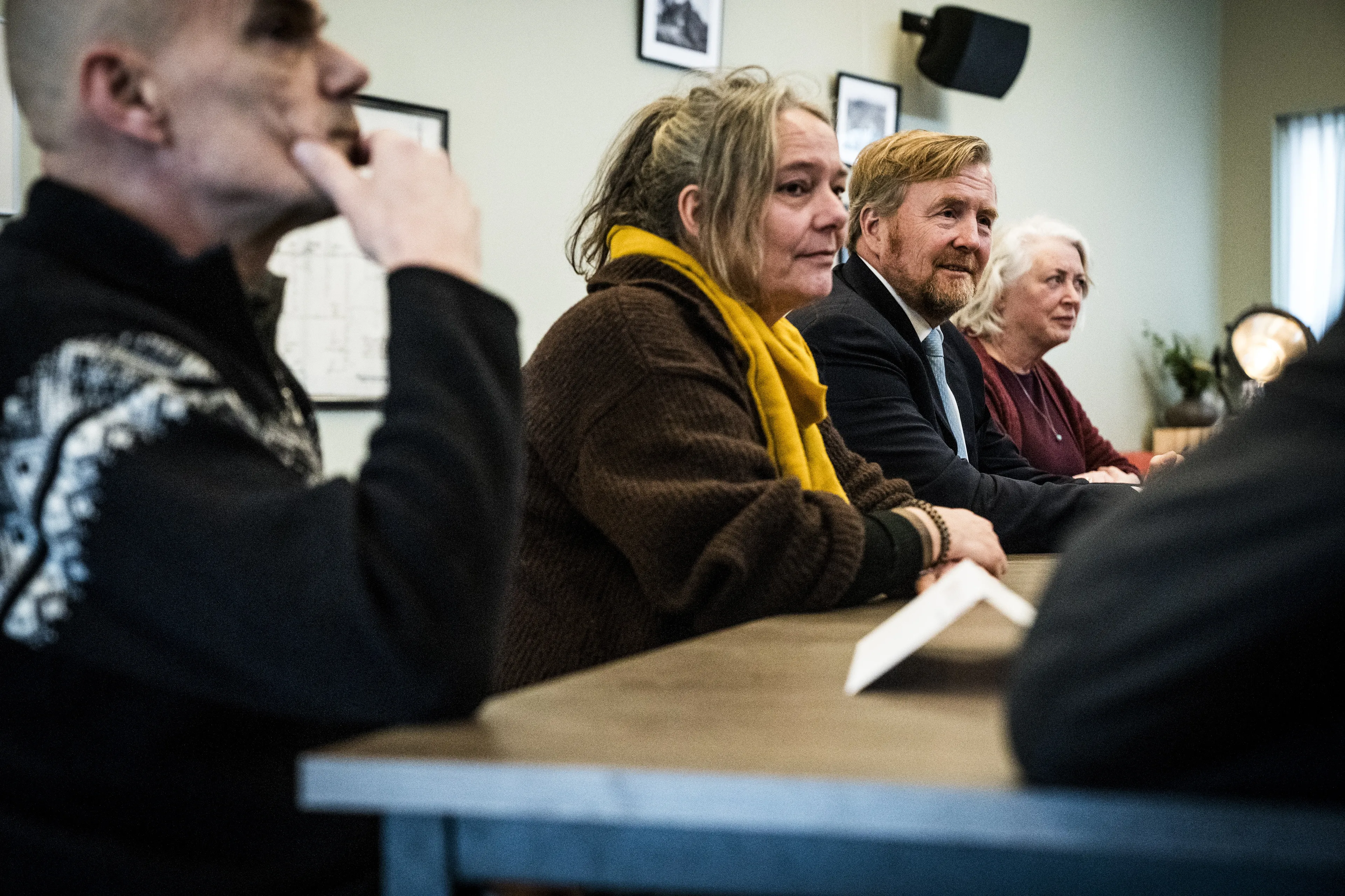 Koning spreekt in Zeerijp met bewoners over aardbevingsschade