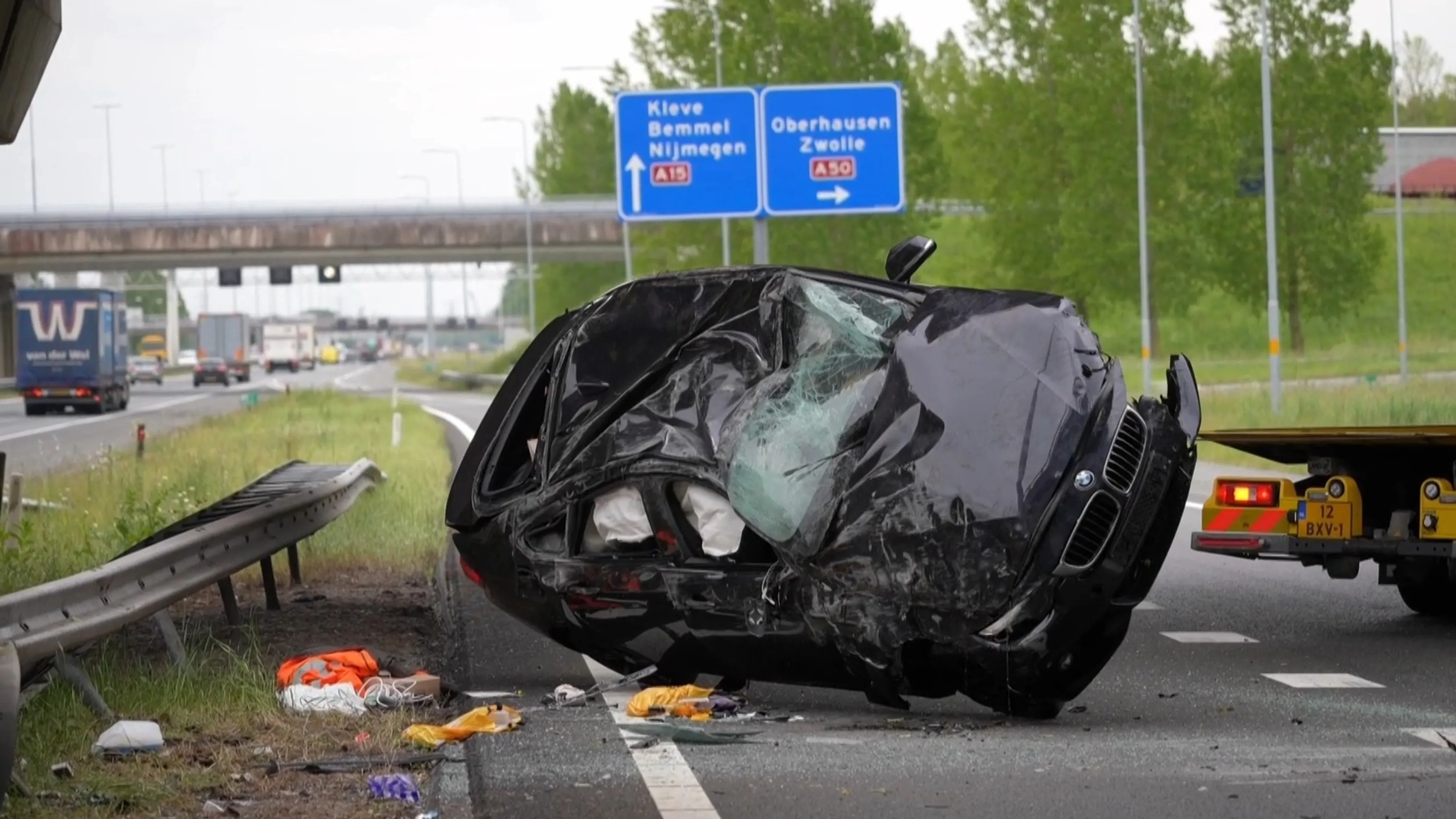 Automobilist rijdt viaduct af en komt op andere snelweg terecht