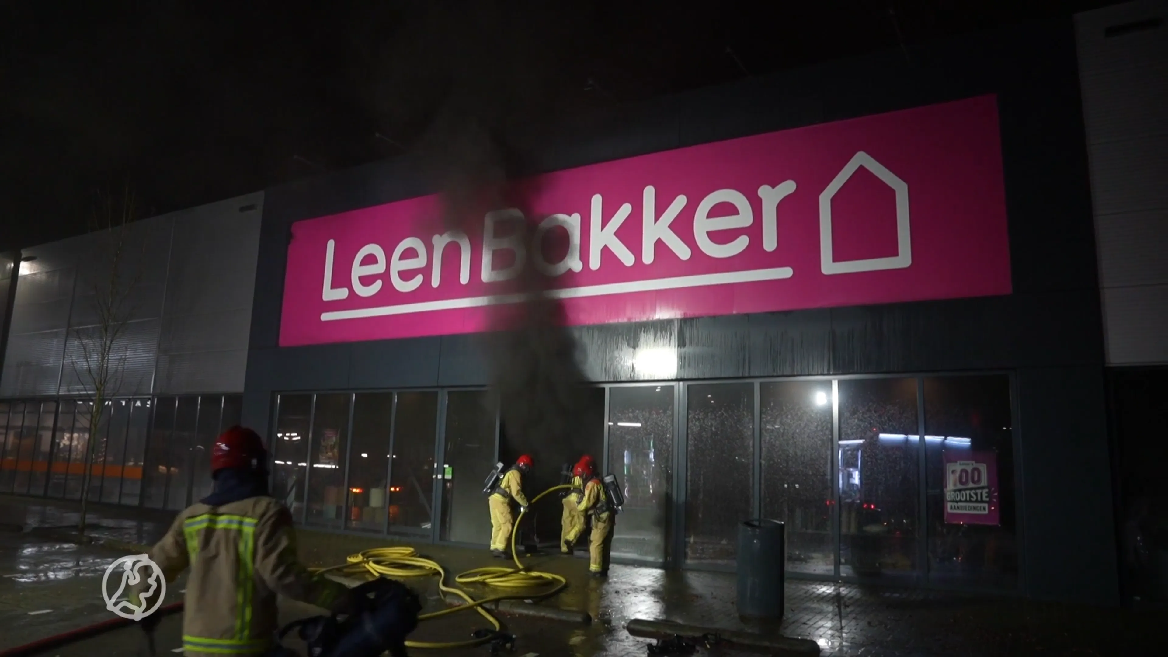Winkels in Son ontruimd om grote brand, veel rookschade in panden