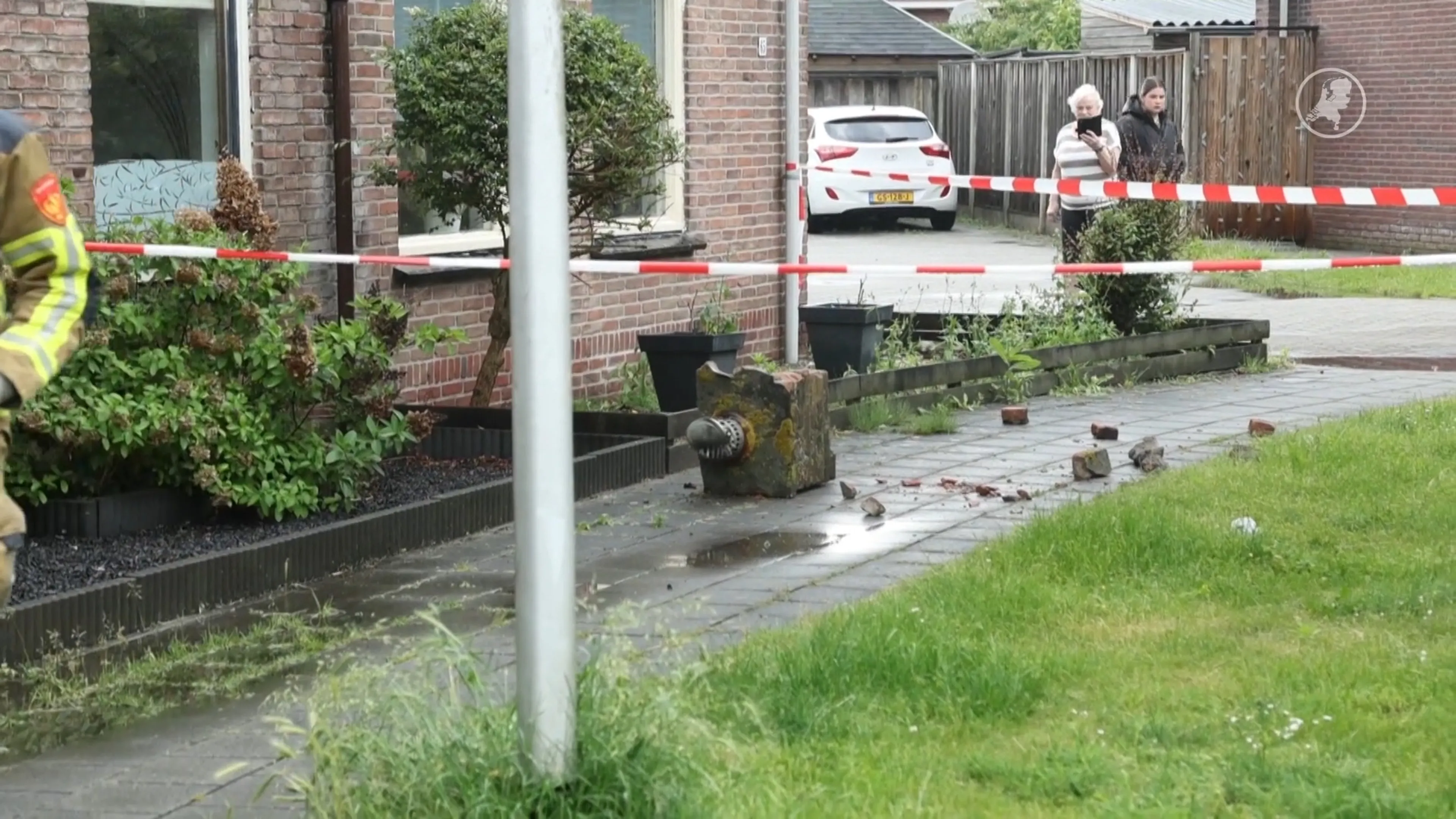 Schade door noodweer: dak geraakt door bliksem, boom valt om