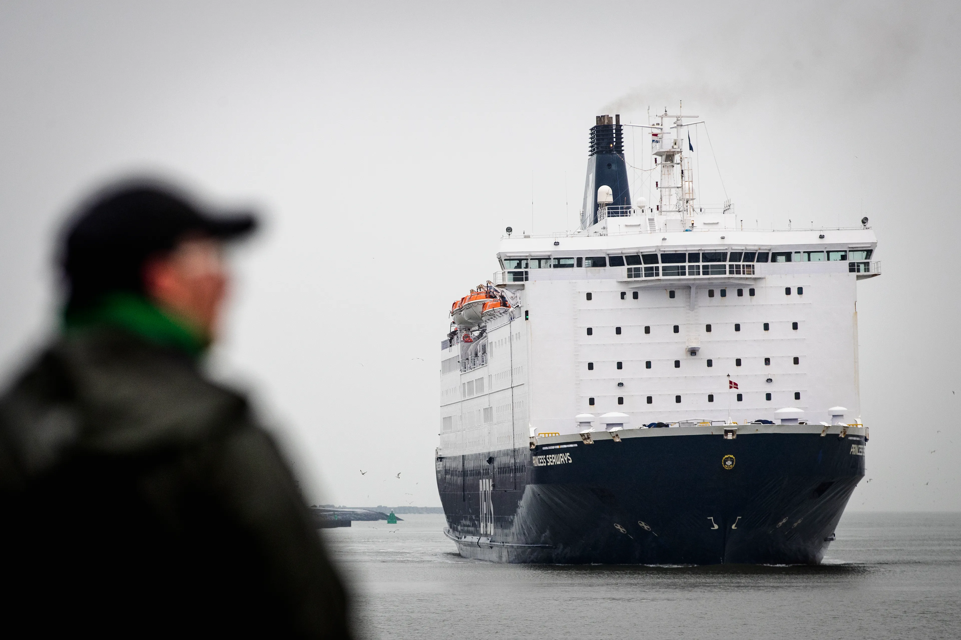 Driving en sailing home for Christmas: Nederlanders toch nog op tijd thuis uit Engeland?