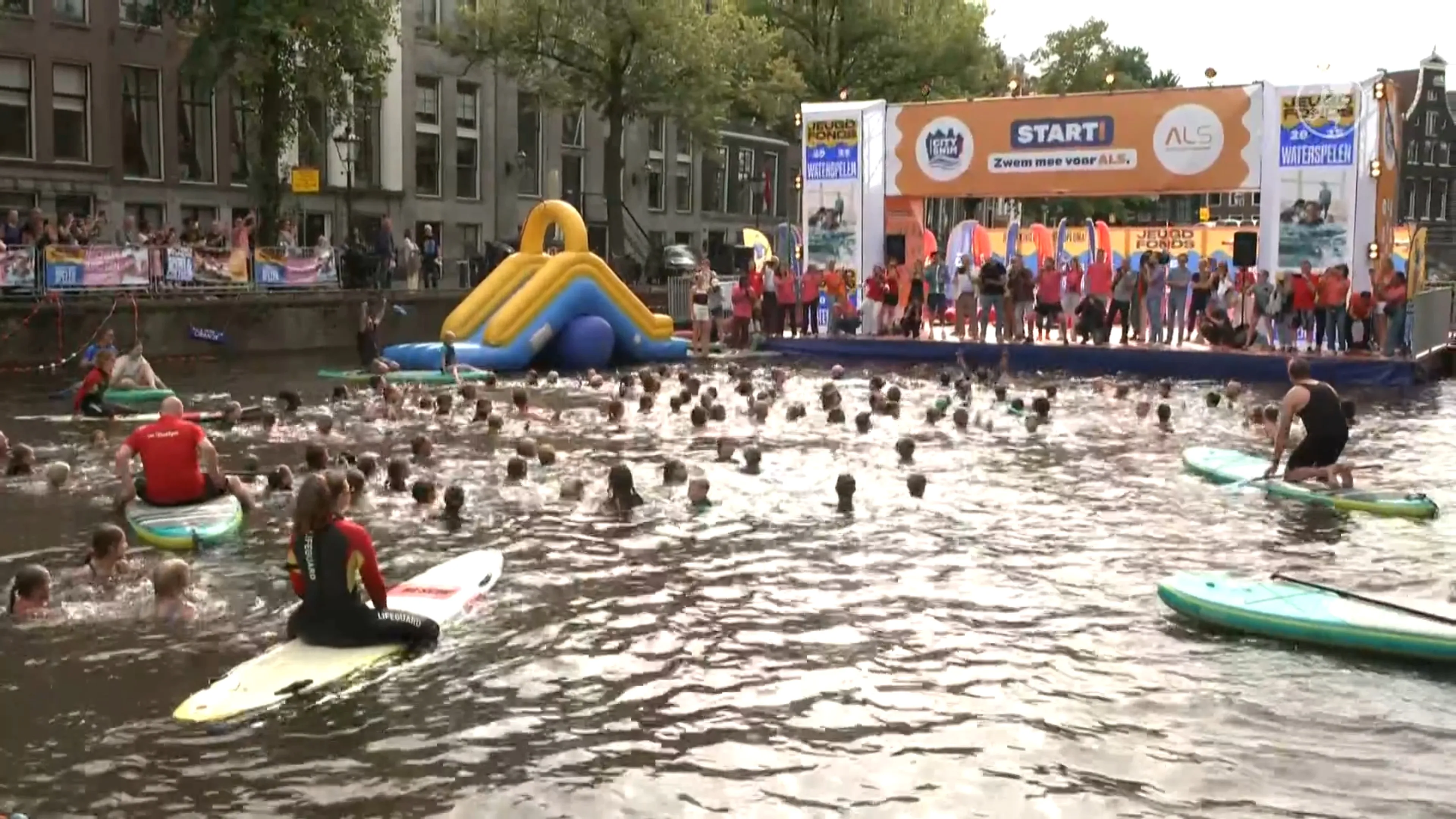 Wereldrecord watertrappelen in Amsterdam: 1411 deelnemers tegelijk het water in