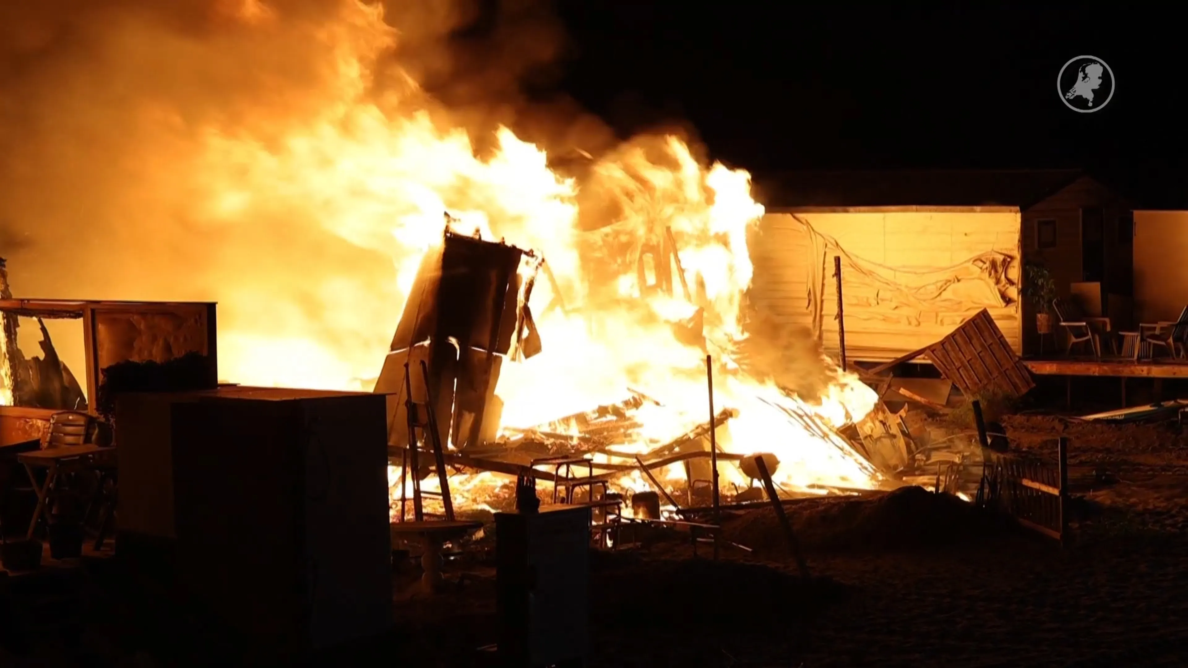 Zes strandhuisjes verwoest door brand in Velsen-Noord