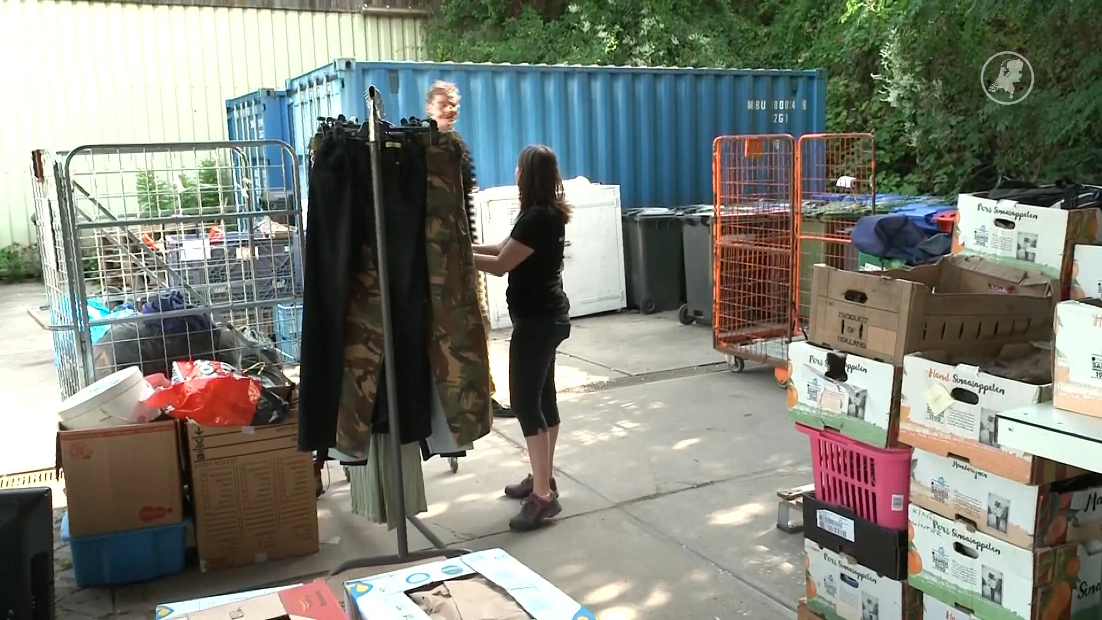 Niet 1 euro voor iets kleins, maar voor hele doos bij kringloopwinkel