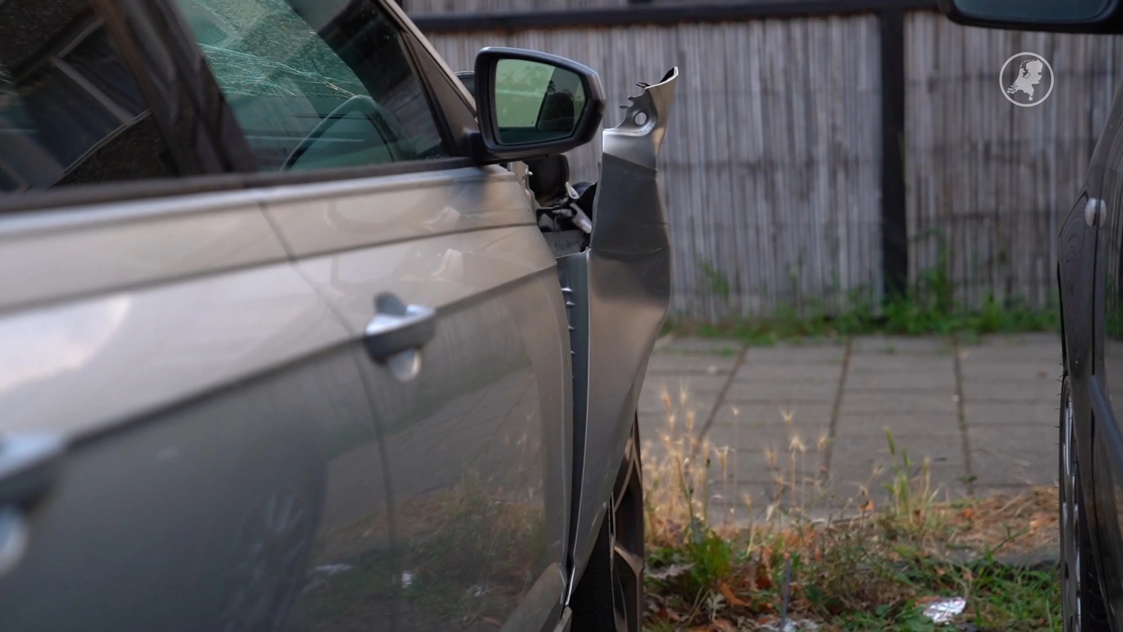 Explosie beschadigt auto van dakdekker in Den Bosch