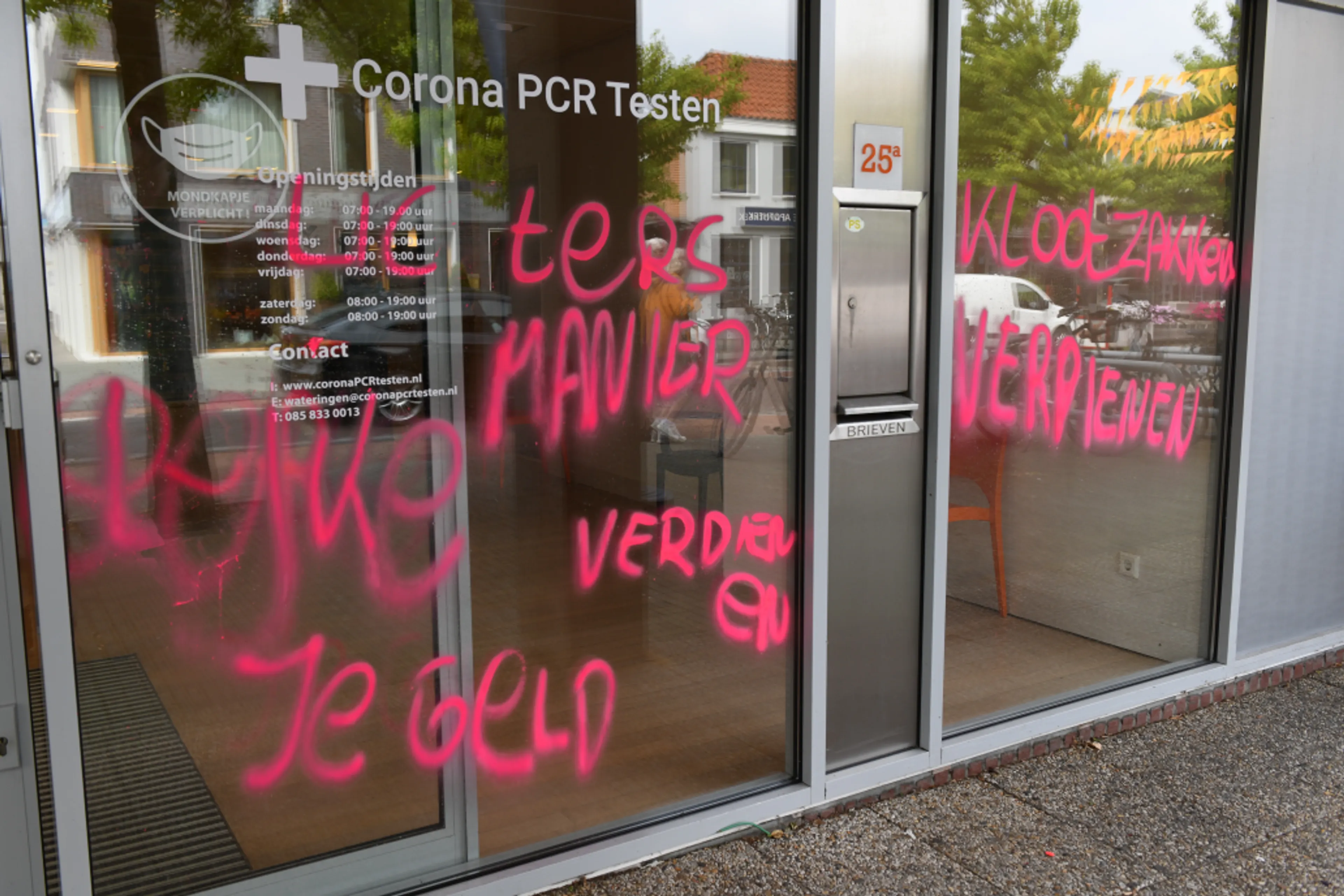 Coronatestlocatie Wateringen beklad: 'Oplichters, ga op een eerlijke manier je geld verdienen'