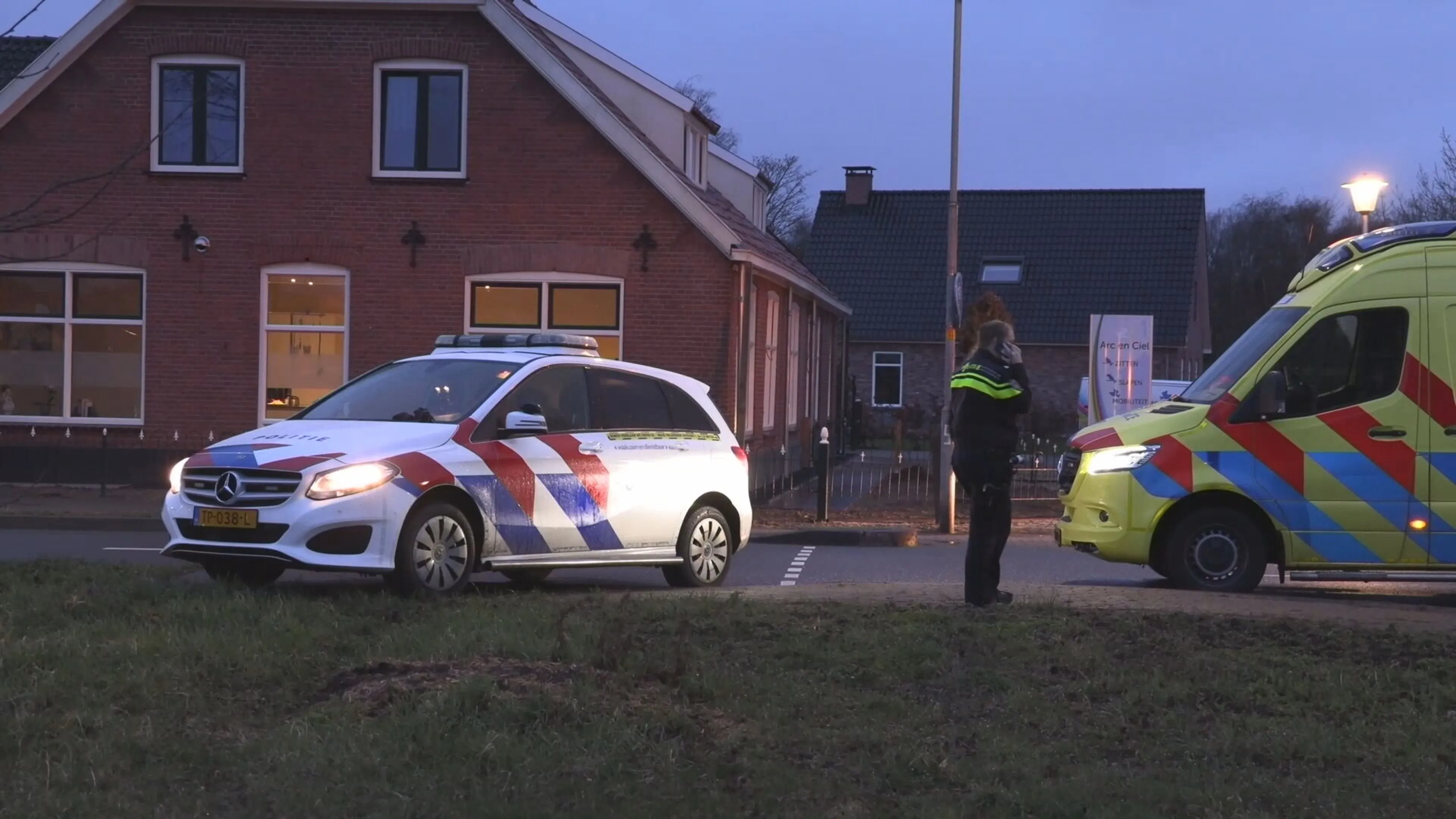 17-jarige jongen belandt onder politieauto bij achtervolging, maat gaat er vandoor