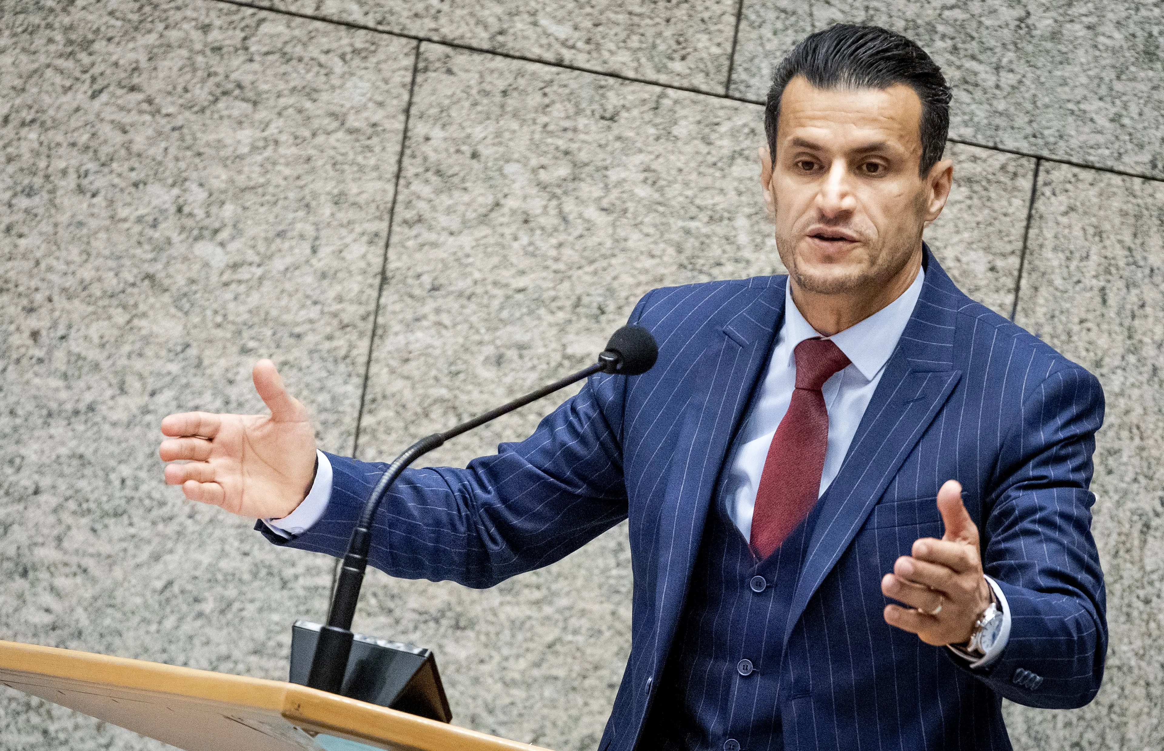 Azarkan pleitte voor heropening horeca, terwijl hij zelf een restaurant had