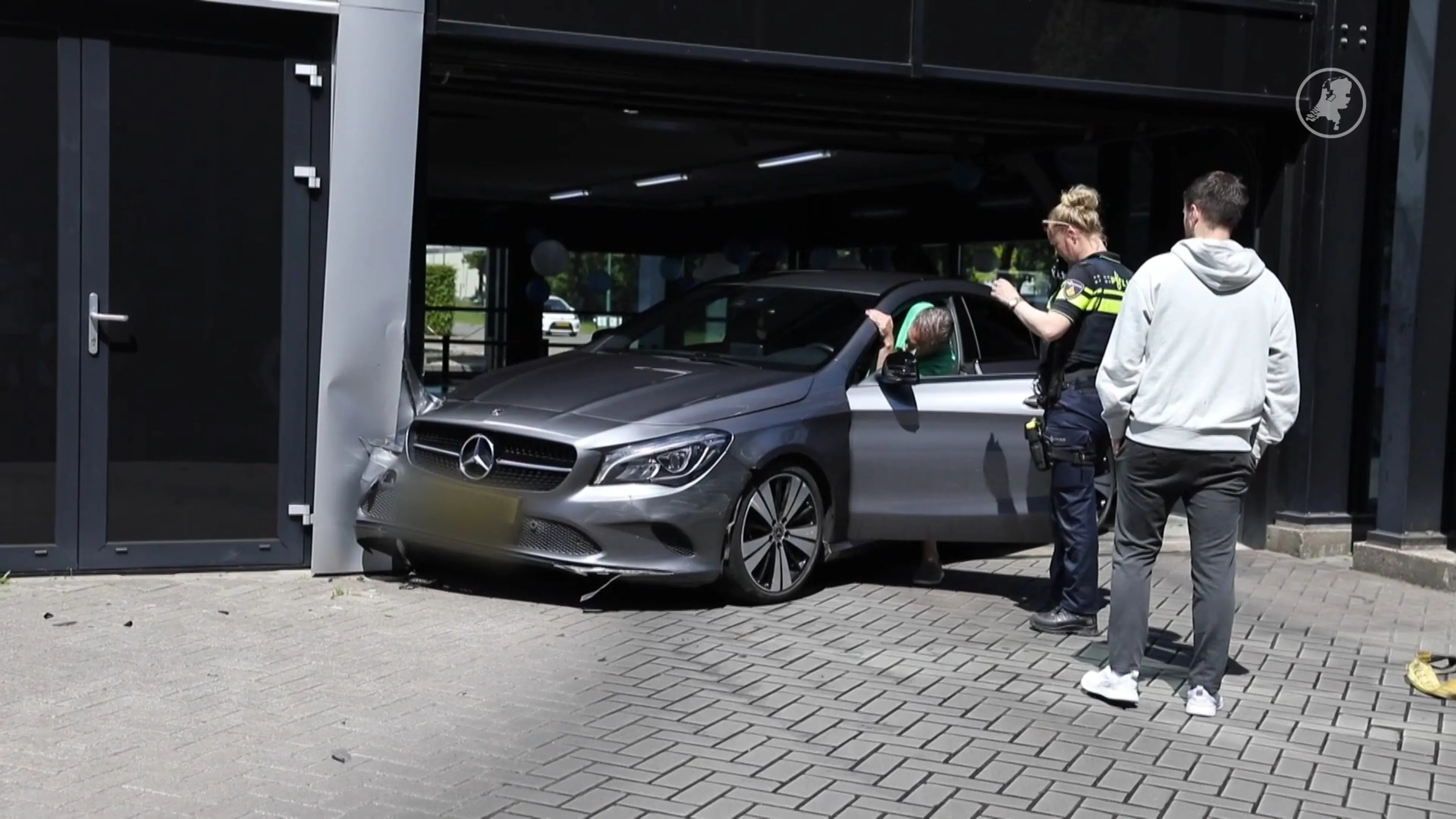 Chaos in carwash: auto slipt na schrikreactie bestuurster
