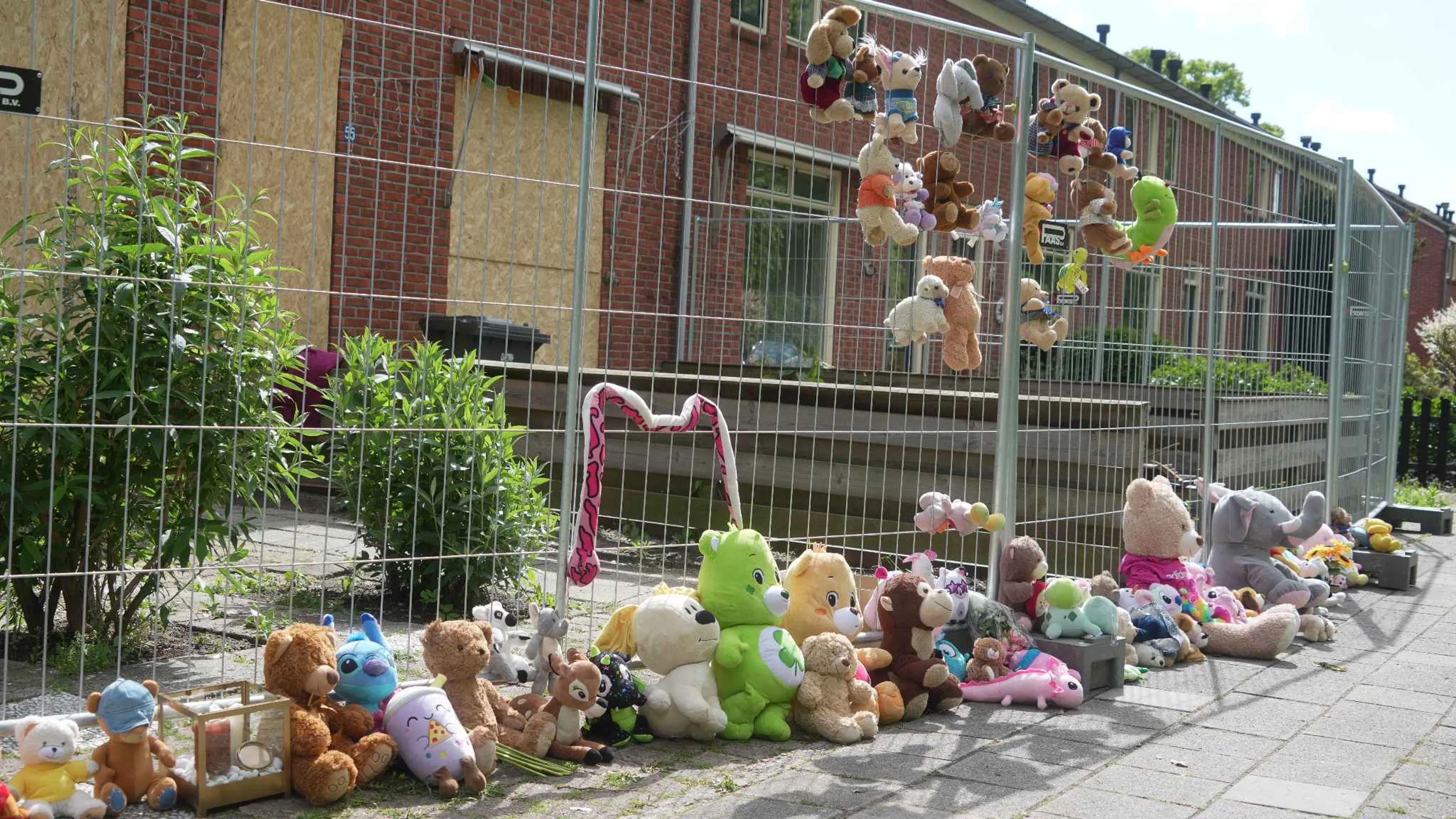 Knuffels neergelegd bij woning na onrust door mishandelingszaak in Stadskanaal