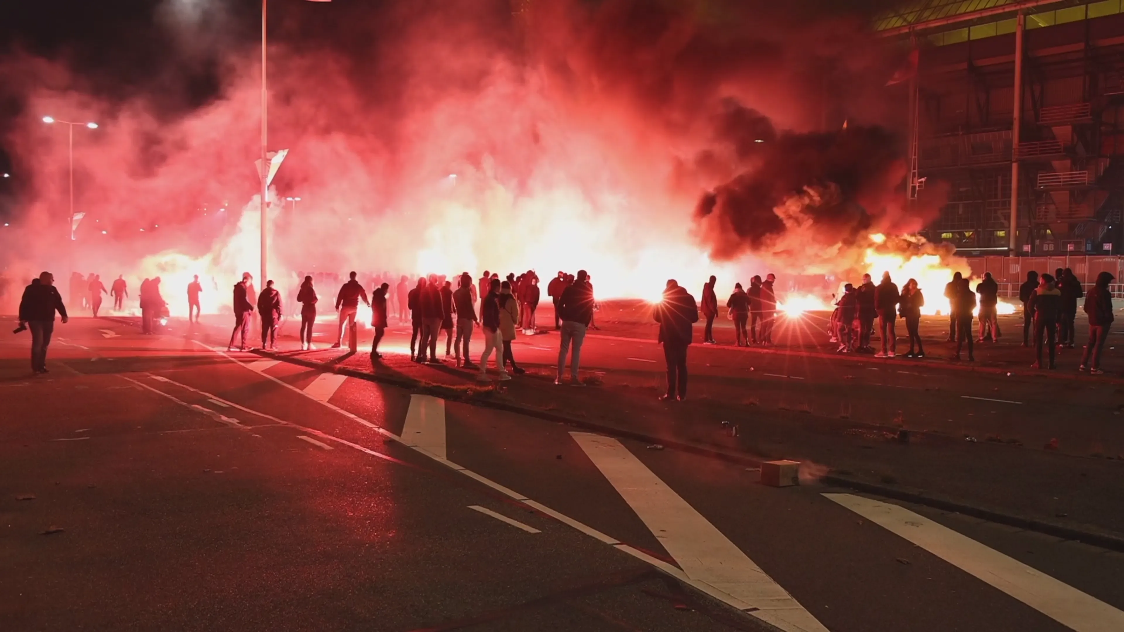 Honderden Feyenoord-supporters 'vieren' dat bouw nieuw stadion niet doorgaat