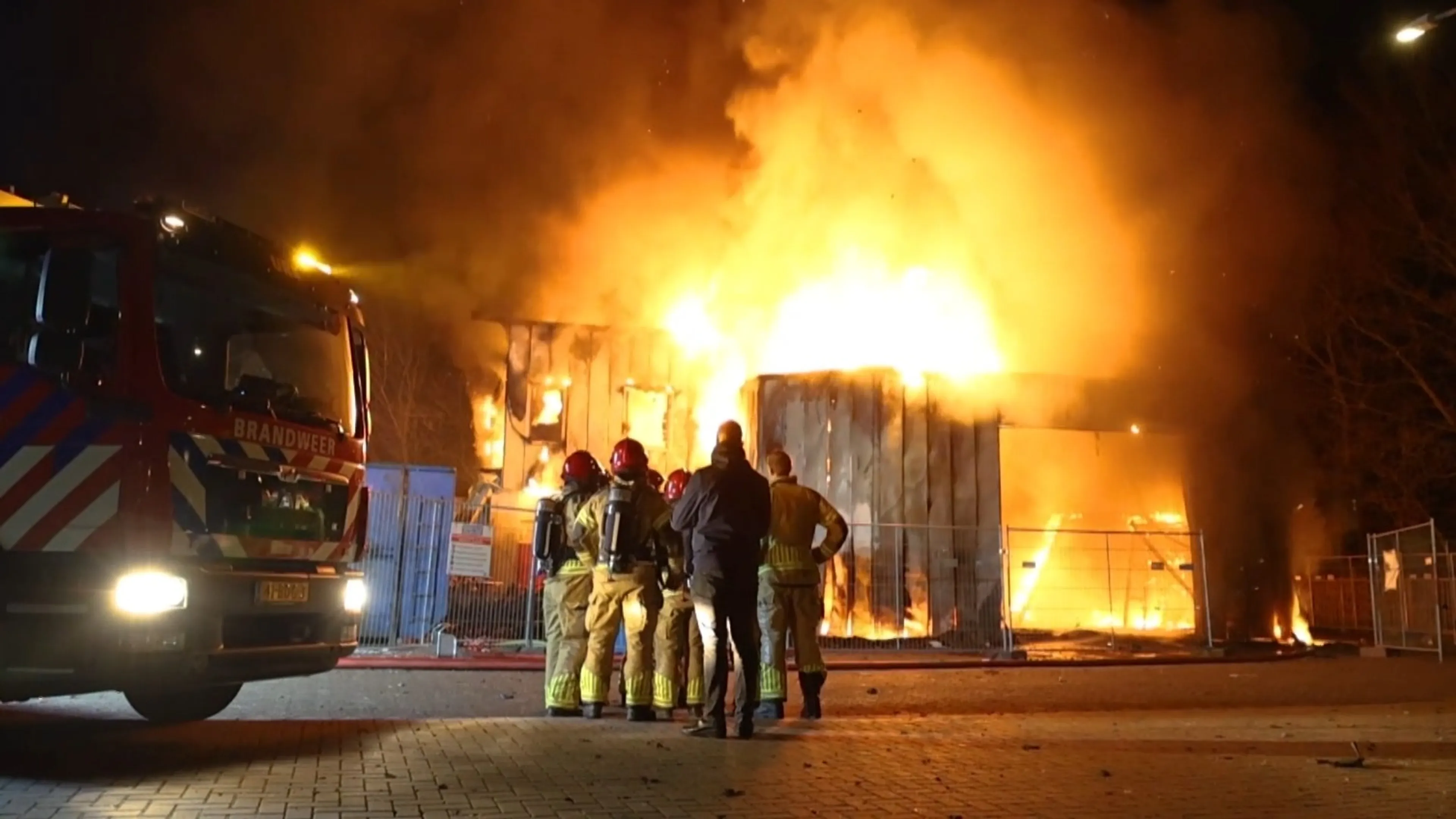 Oude brandweerkazerne brandt uit op Urk