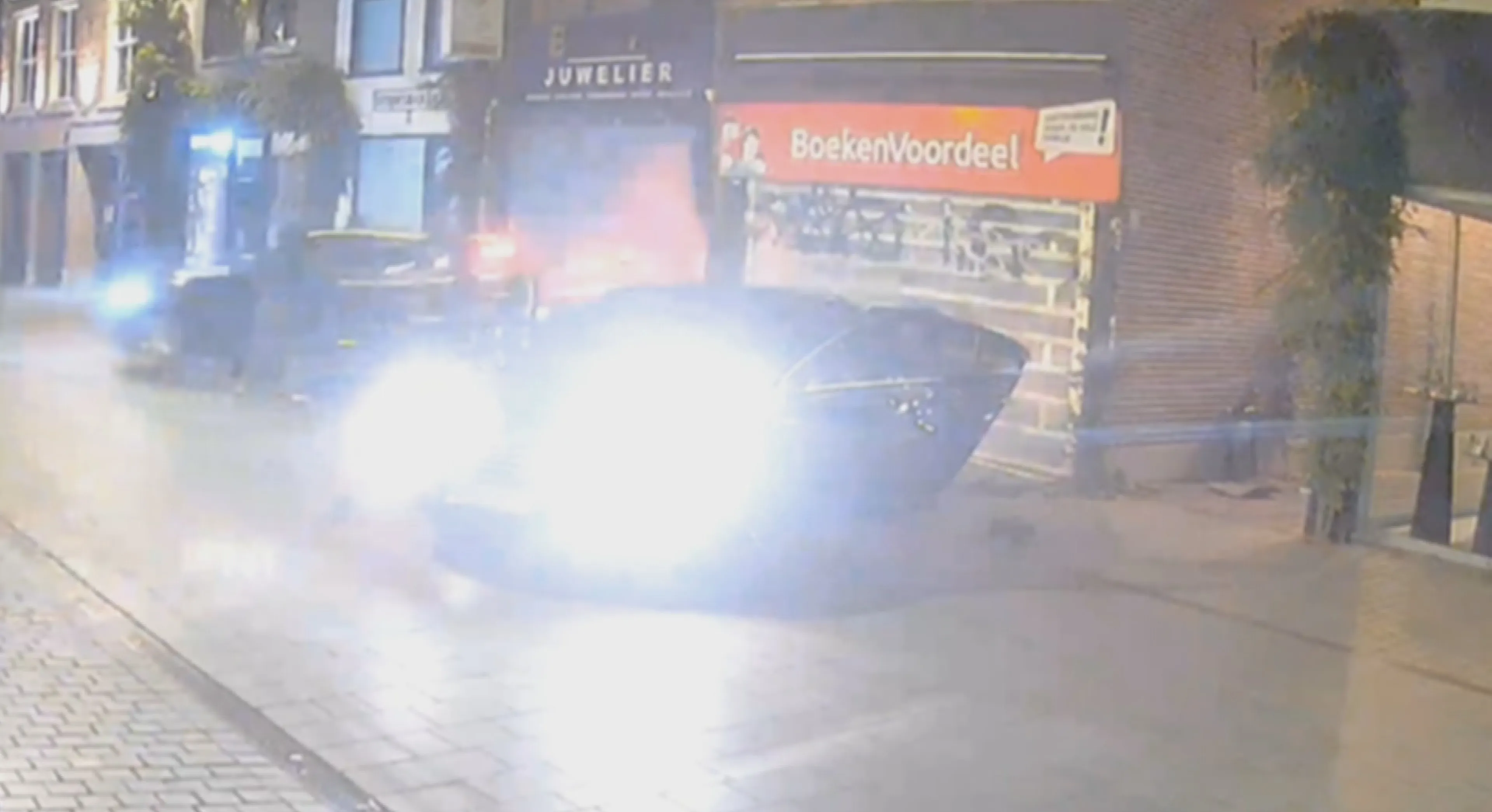 ZIEN: Ramkraak bij juwelier Breda vastgelegd op beveiligingscamera