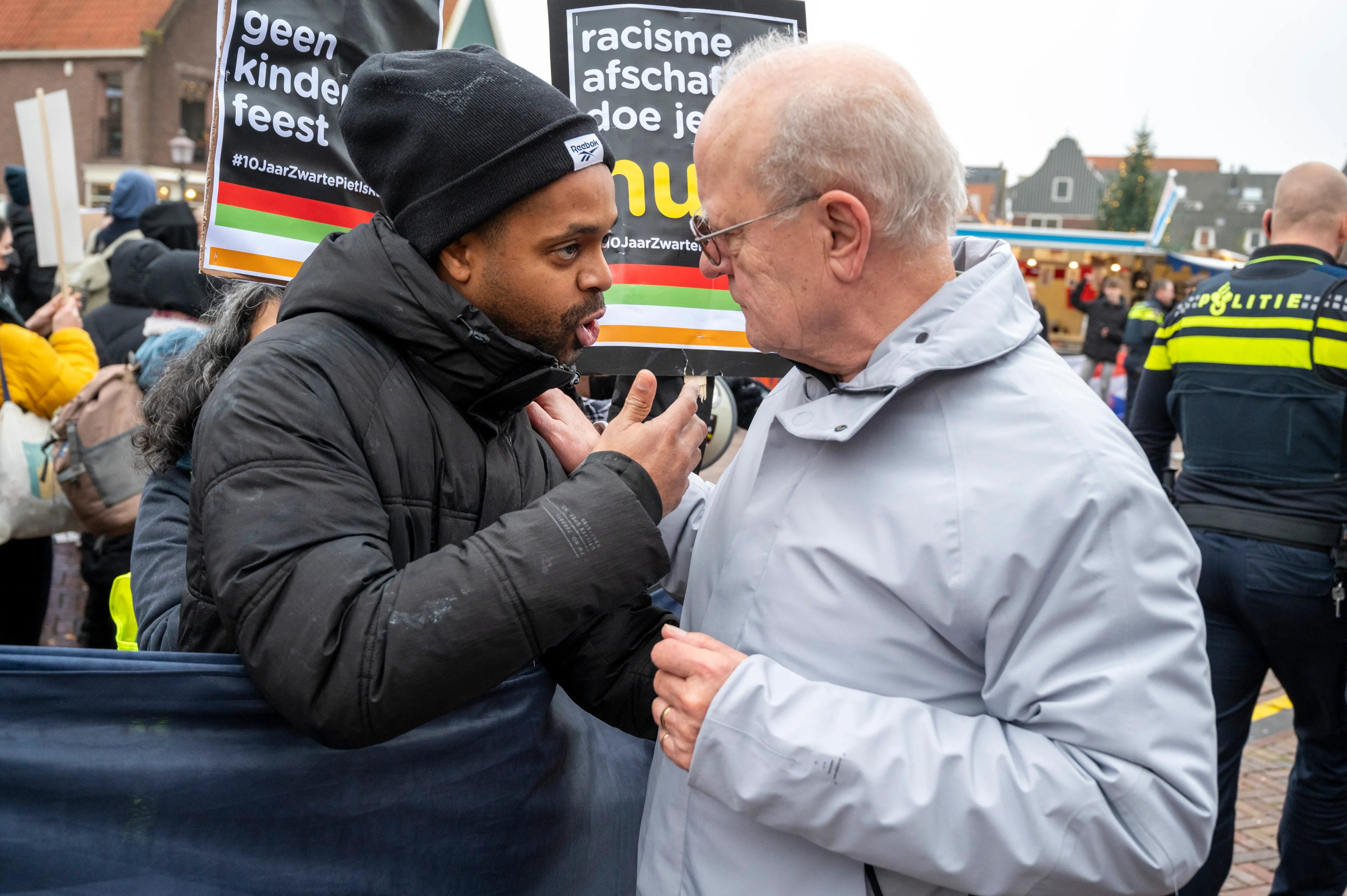 Kick Out Zwarte Piet doet aangifte na geweld bij protest in Volendam
