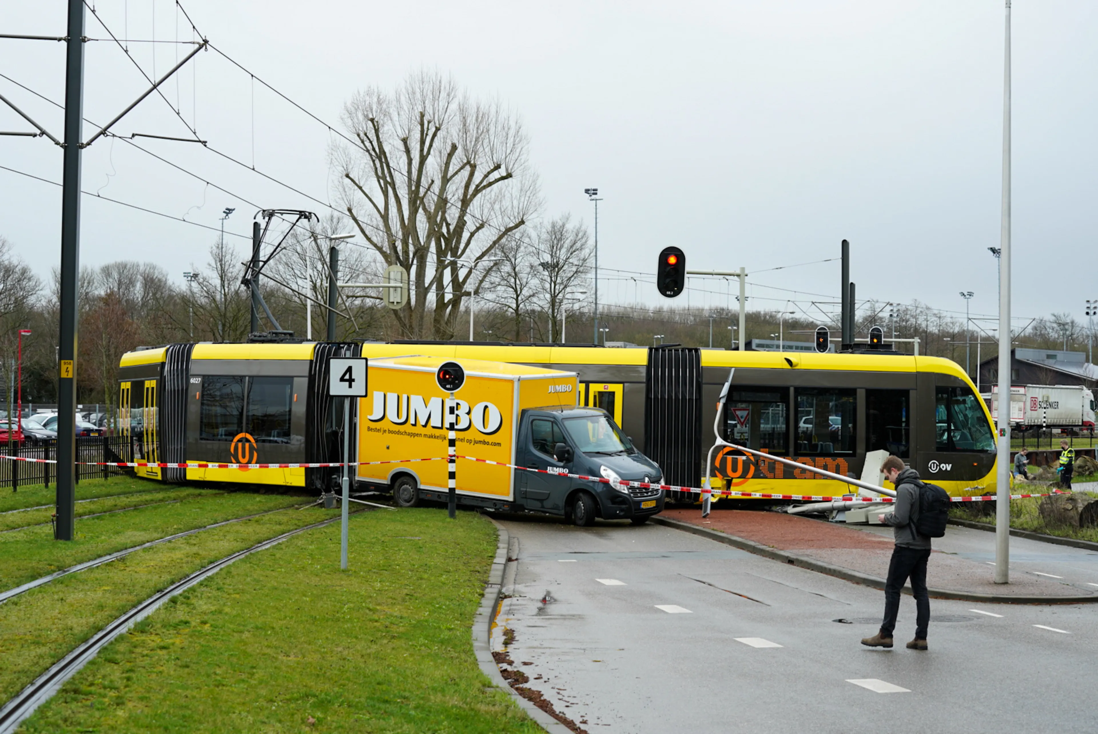 Utrechtse tram botst met Jumbo-bezorgbus en ontspoort