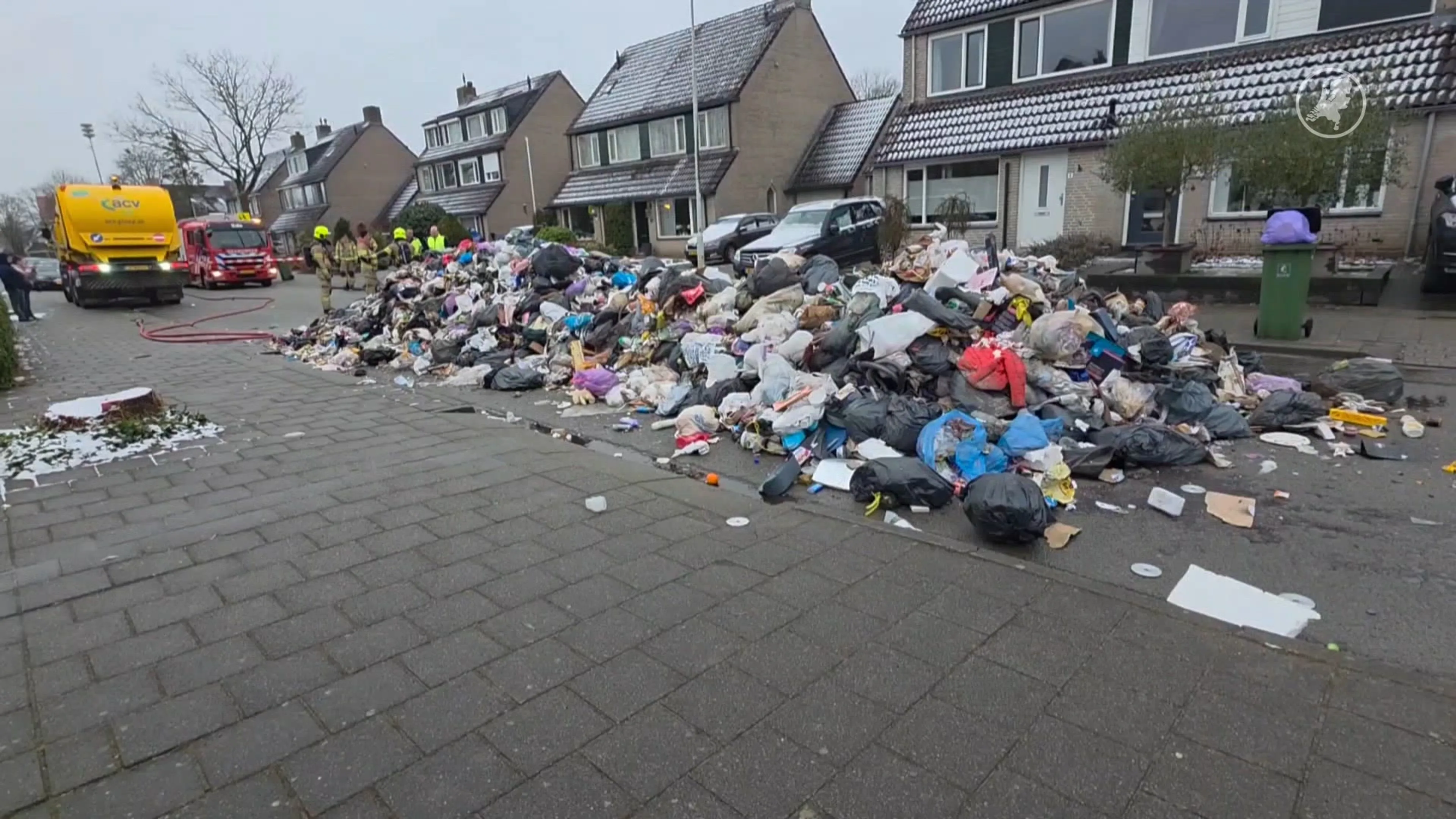 Afvalwagen dumpt brandend afval op straat in Ede