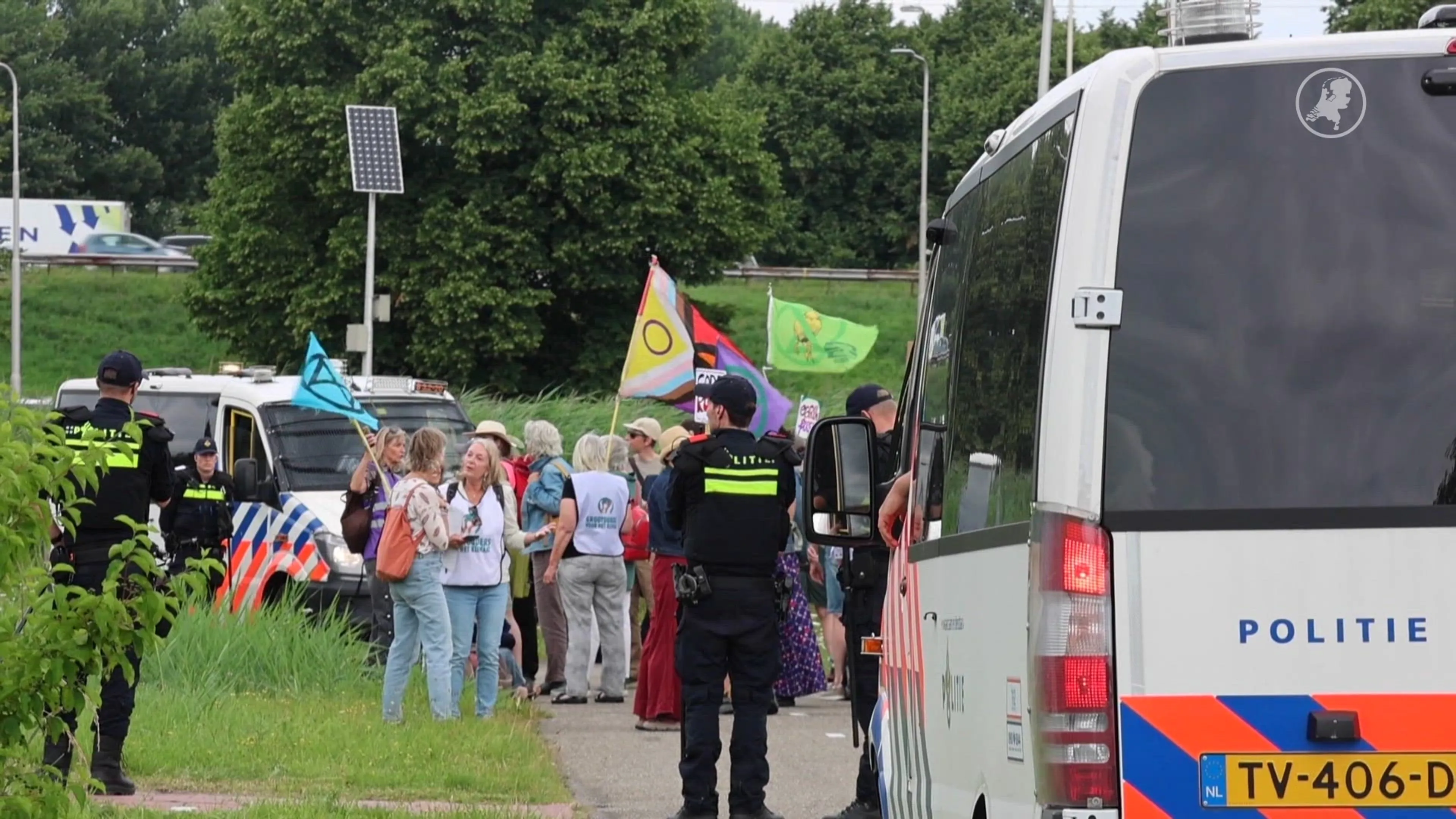 Klimaatdemonstranten XR proberen bij Laagraven A12 te betreden