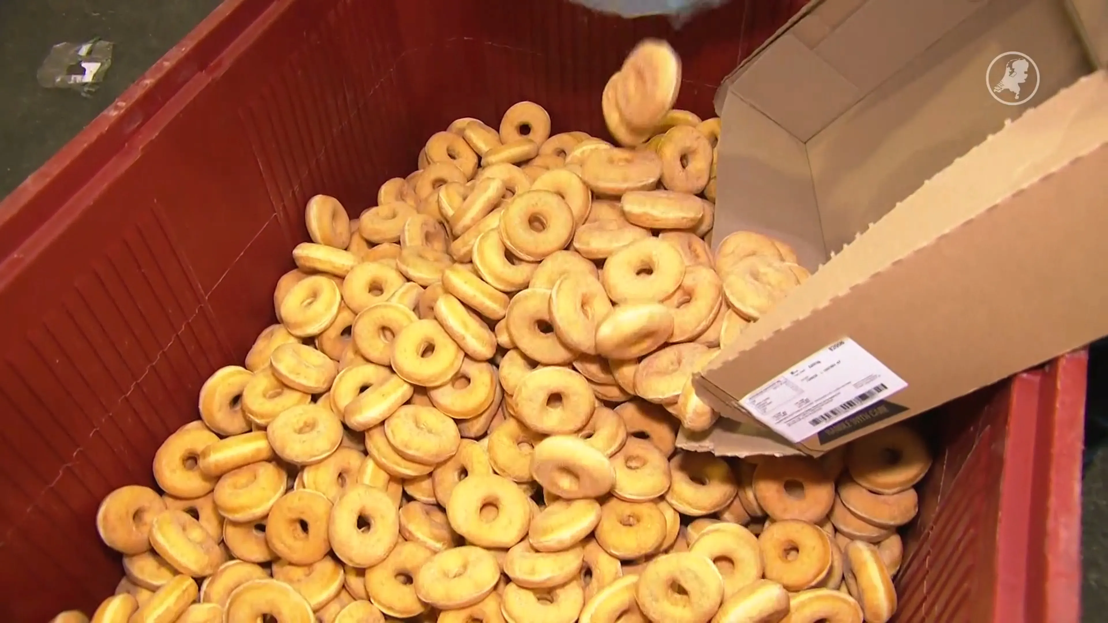 Feestmaaltje voor varkens: misvormde speculaas, snoep en donuts verwerkt tot voer