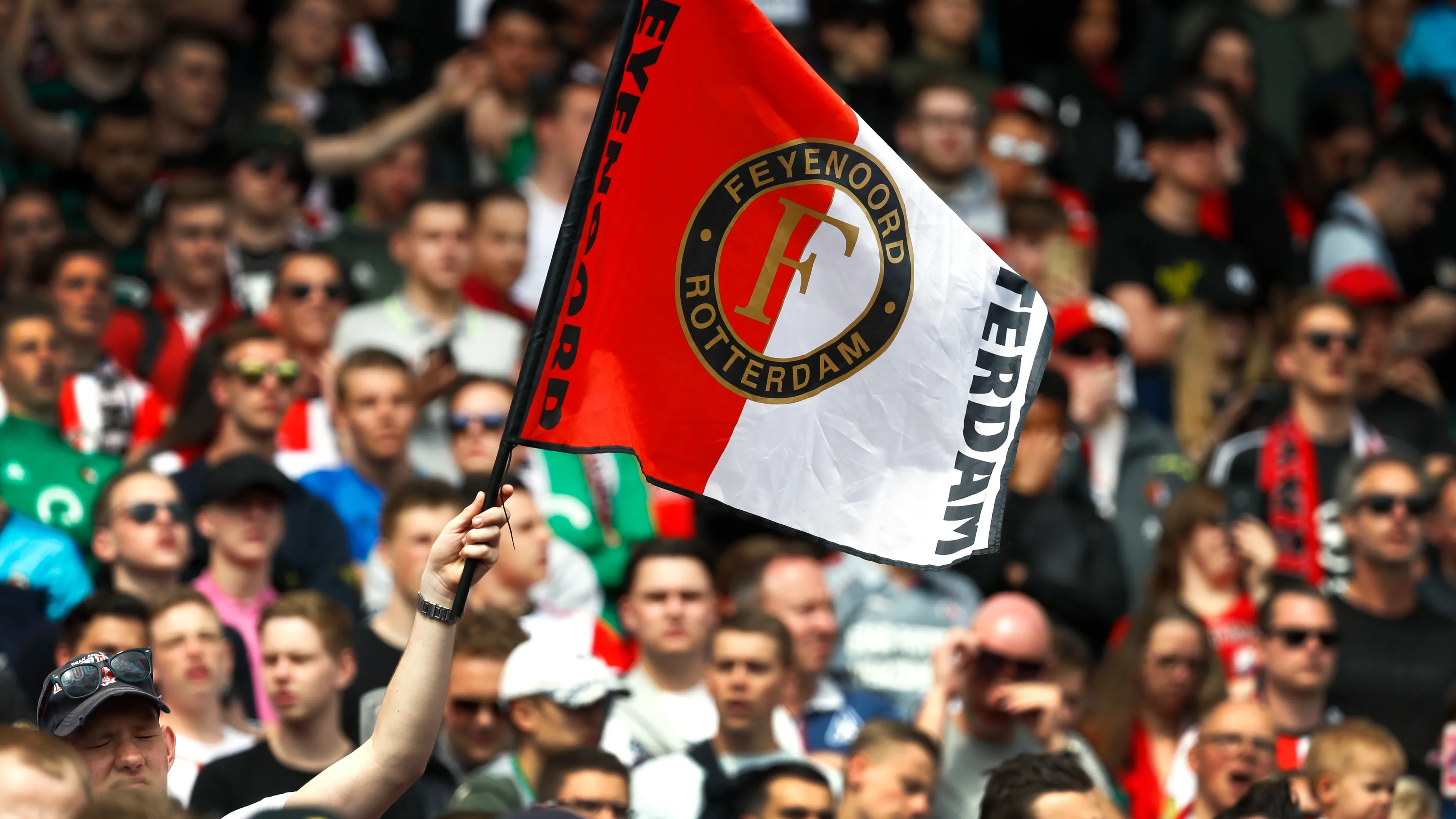 'Feyenoord vroeg mishandelde scheidsrechter aangifte in te trekken'