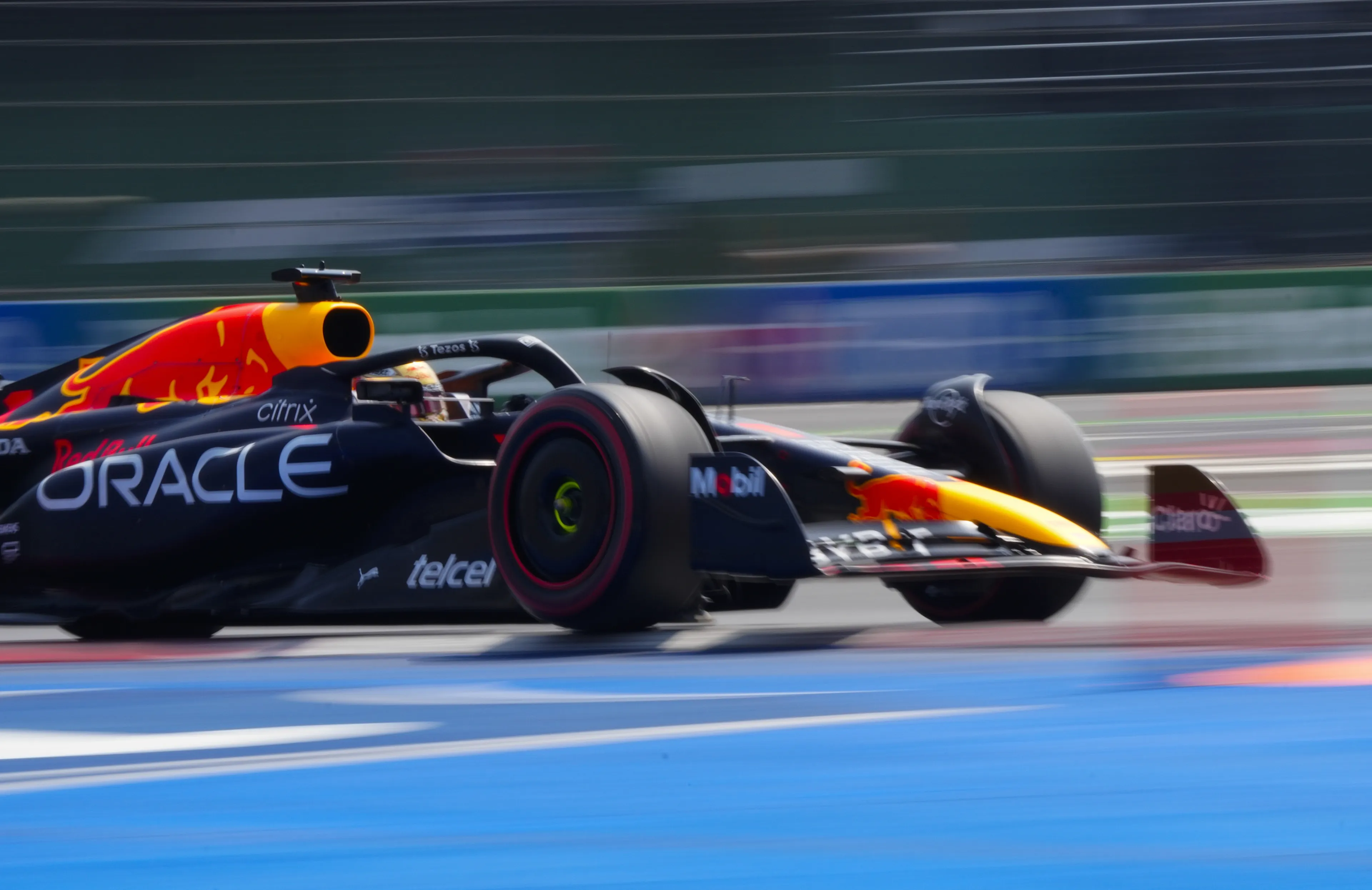 Max Verstappen verovert poleposition in Grote Prijs van Mexico