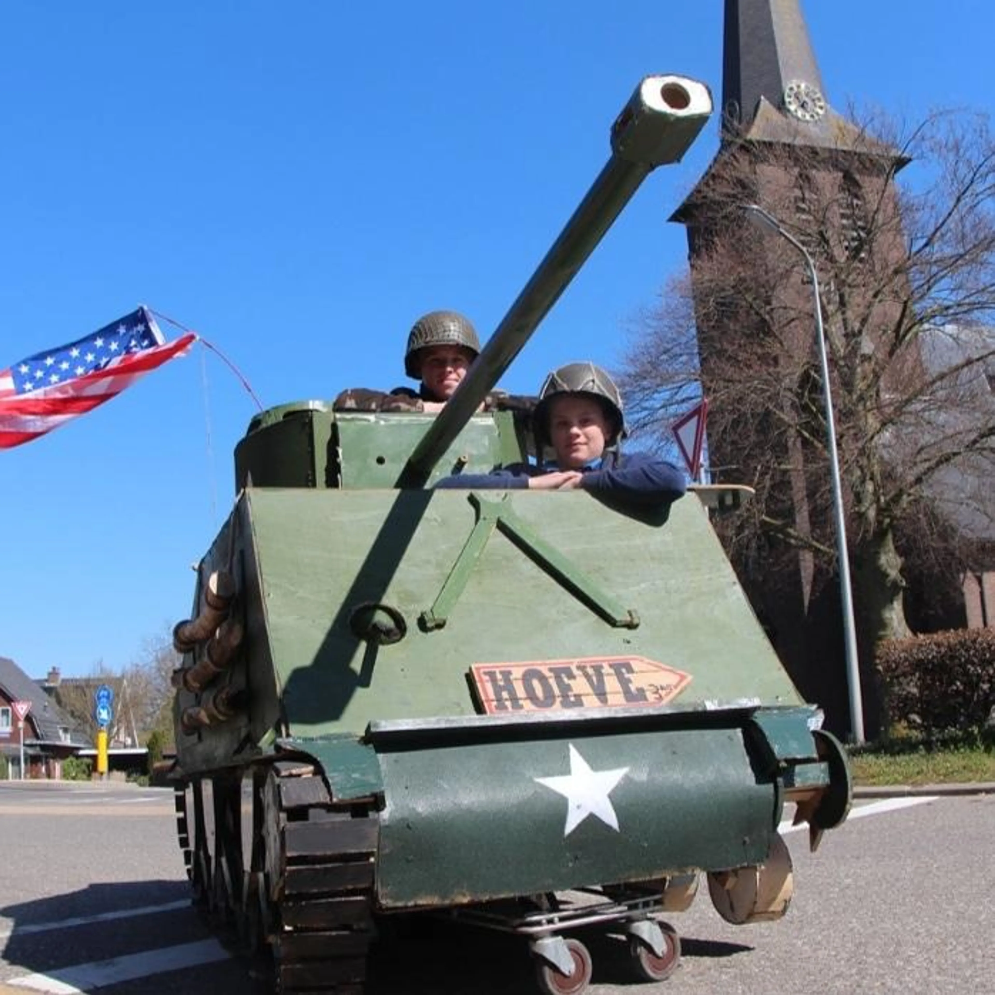 Tiemen (13) en Stijn (11) uit Twente bouwen eigenhandig Sherman-tank na