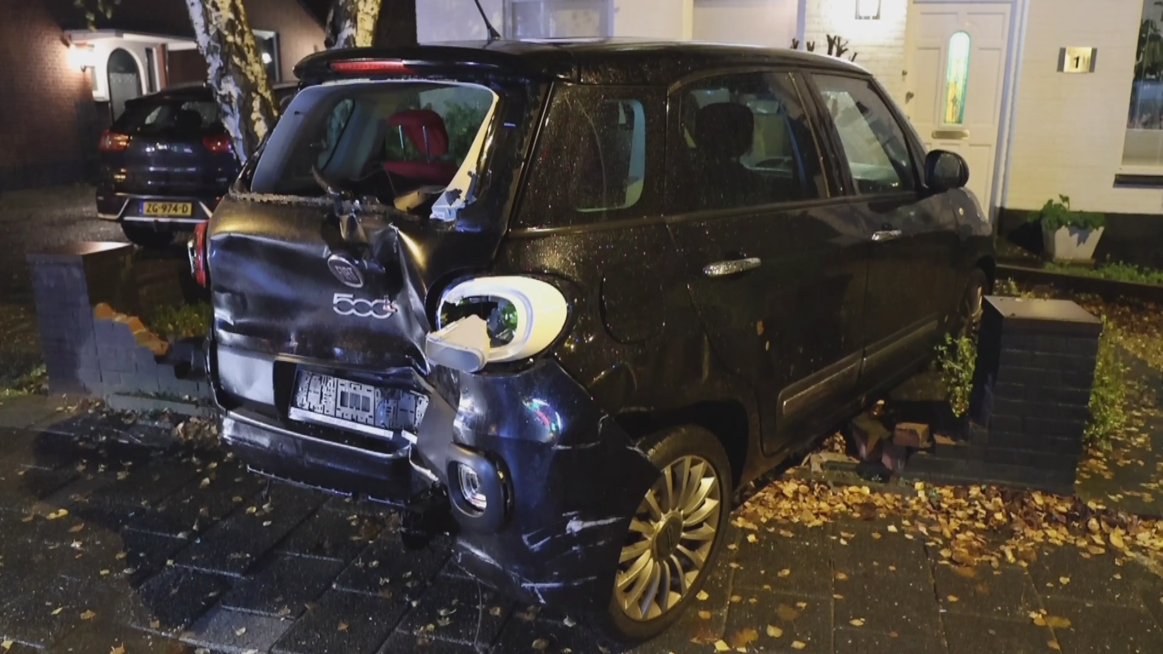 Geparkeerde auto voortuin in geduwd na botsing op hoge snelheid