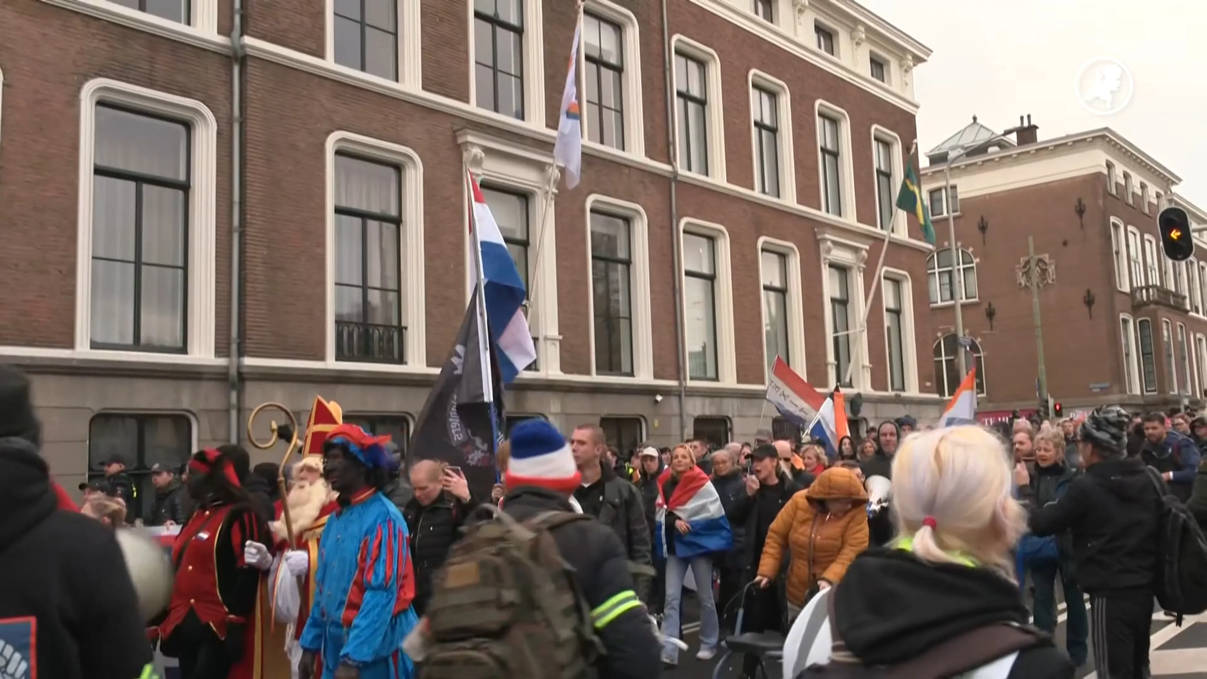 Demonstratie met Prinsenvlaggen en Zwarte Piet in Den Haag