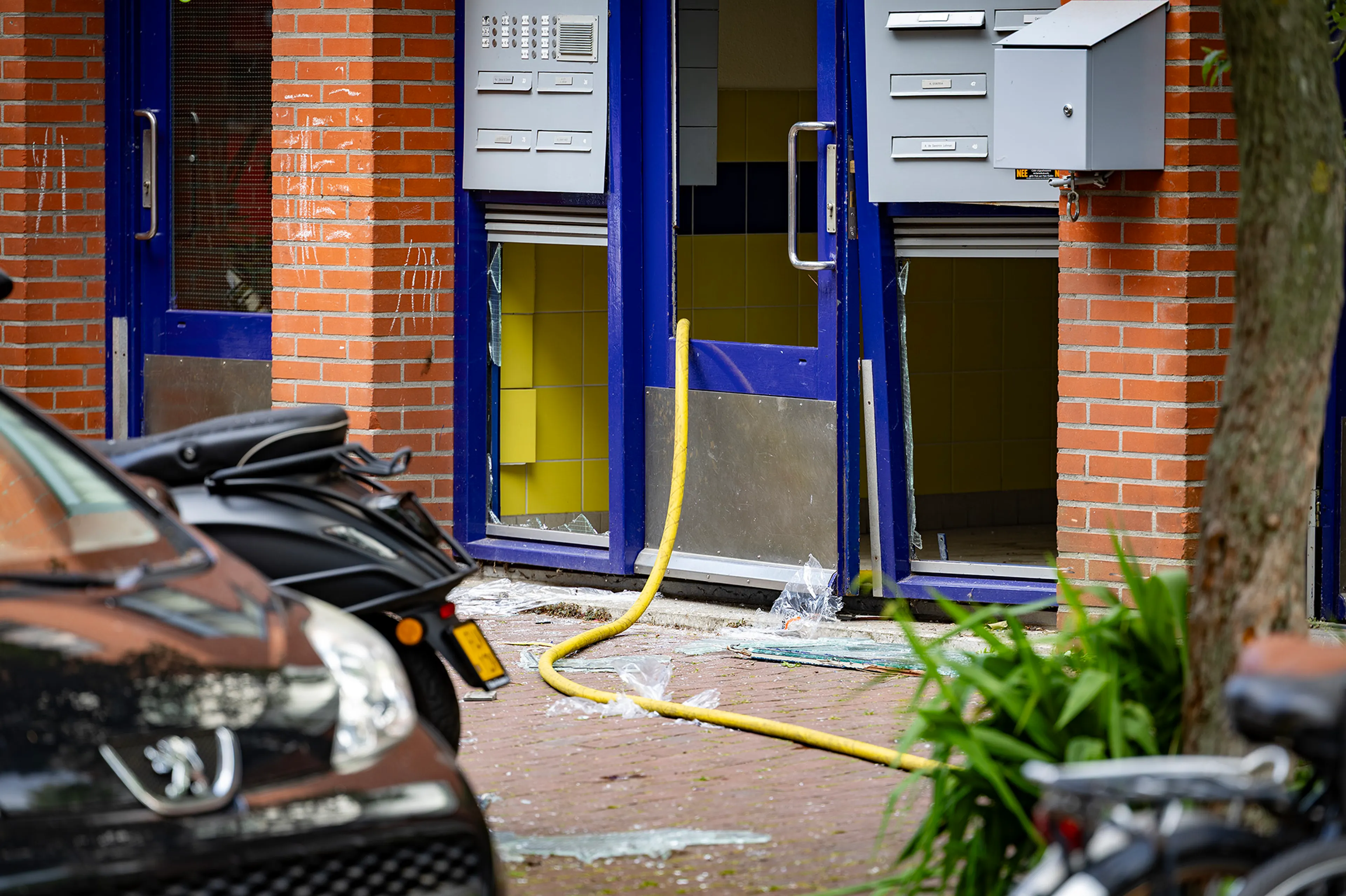 Brand na explosie bij woning in Amsterdam-Oost, 24 appartementen ontruimd