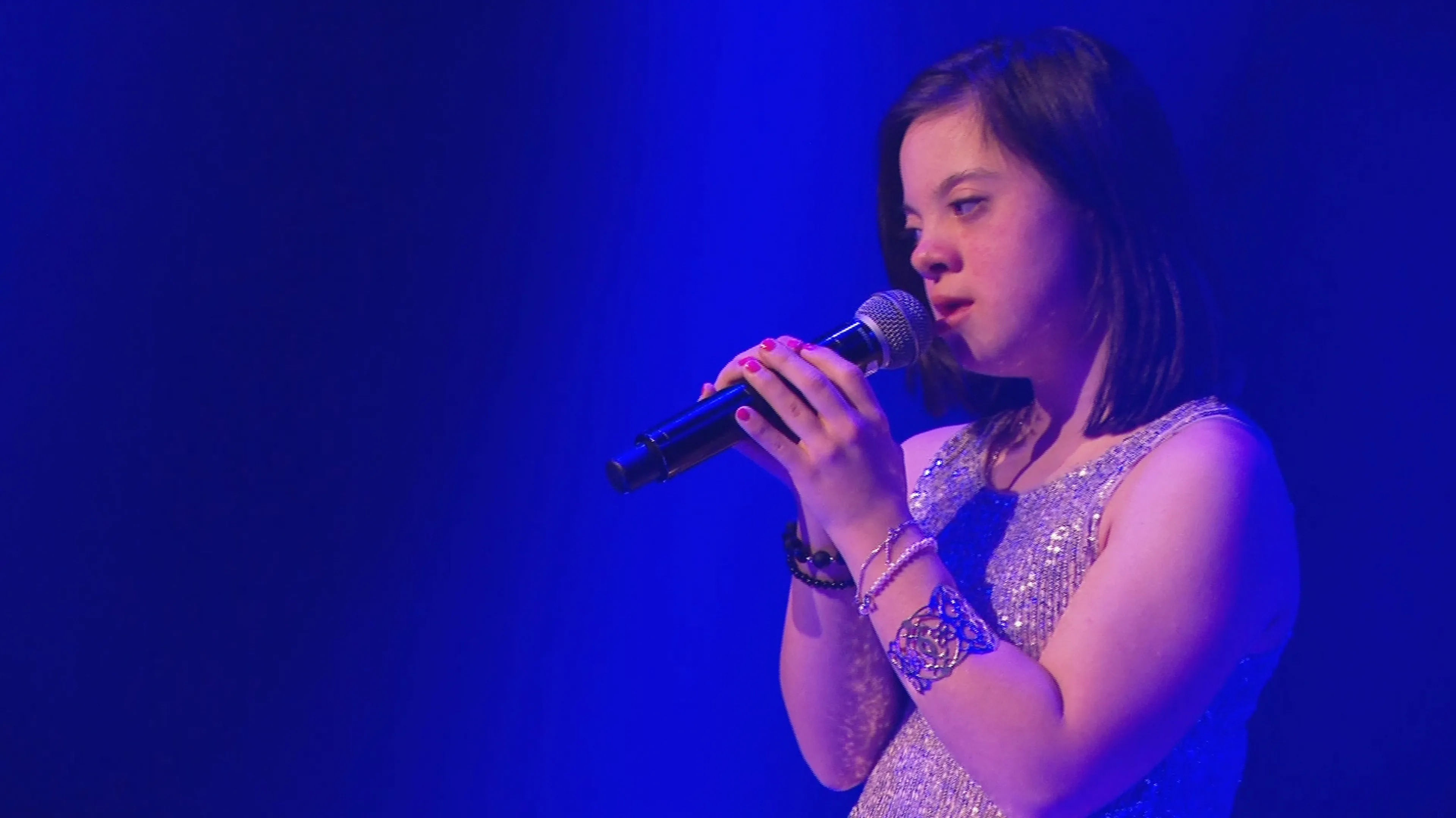 Eline (22) met het syndroom van Down treedt op als een echte popster: 'Een droom die uitkomt'