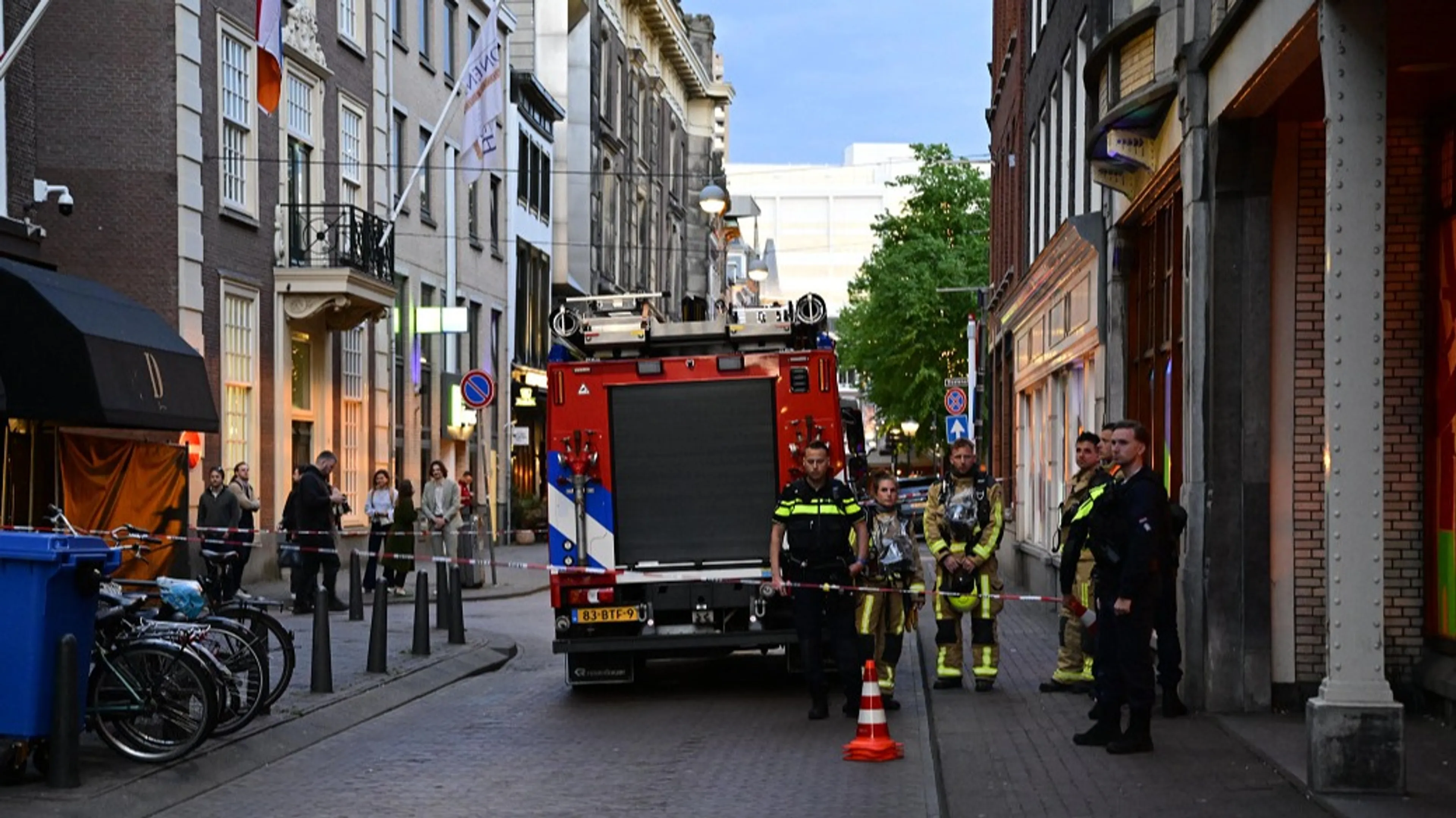 Vuurwerkbom ontploft bij kantoor D66 in Den Haag, tientallen mensen binnen