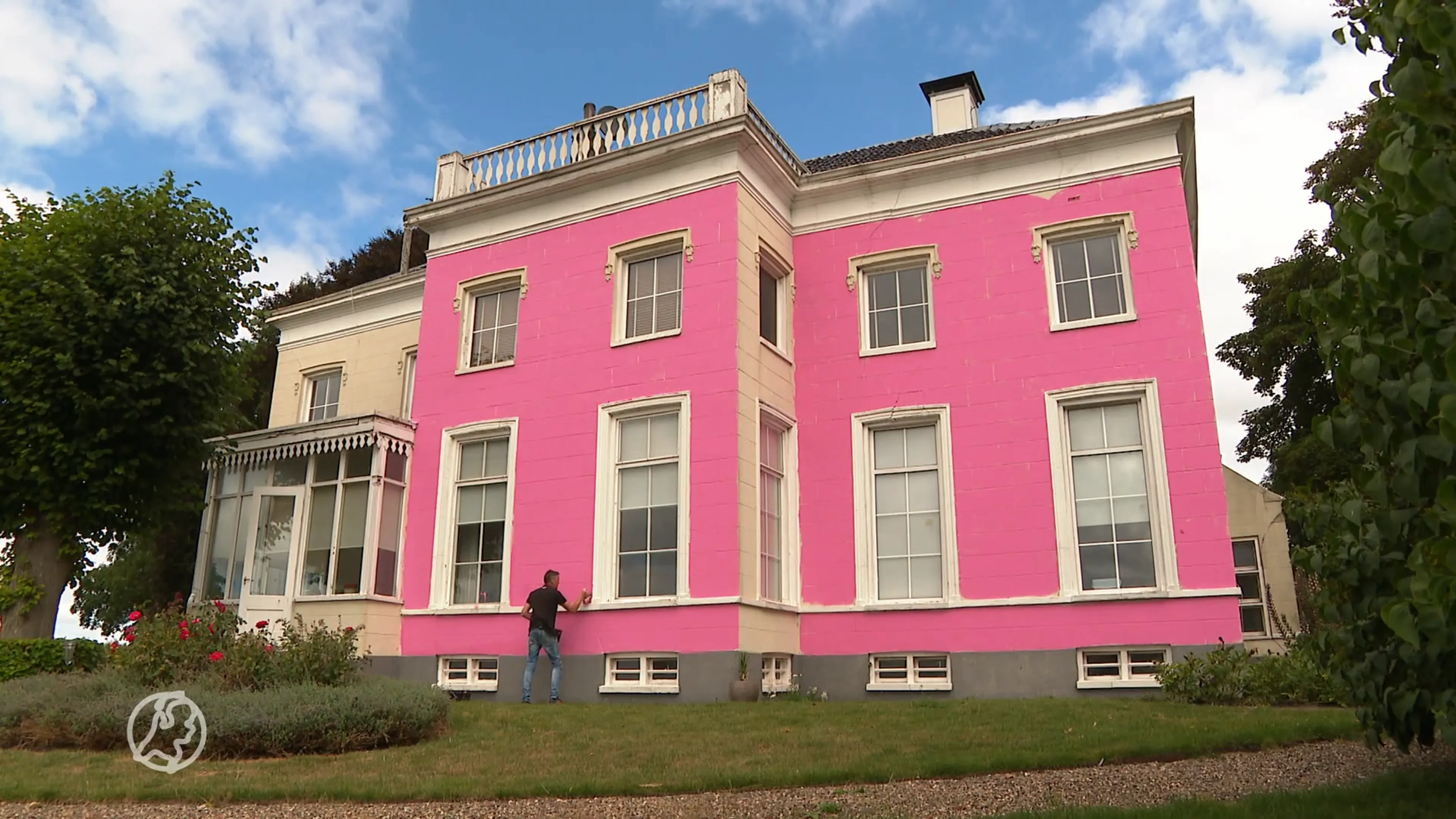 Gronings stel is wanhoop nabij en verft monumentale villa knalroze