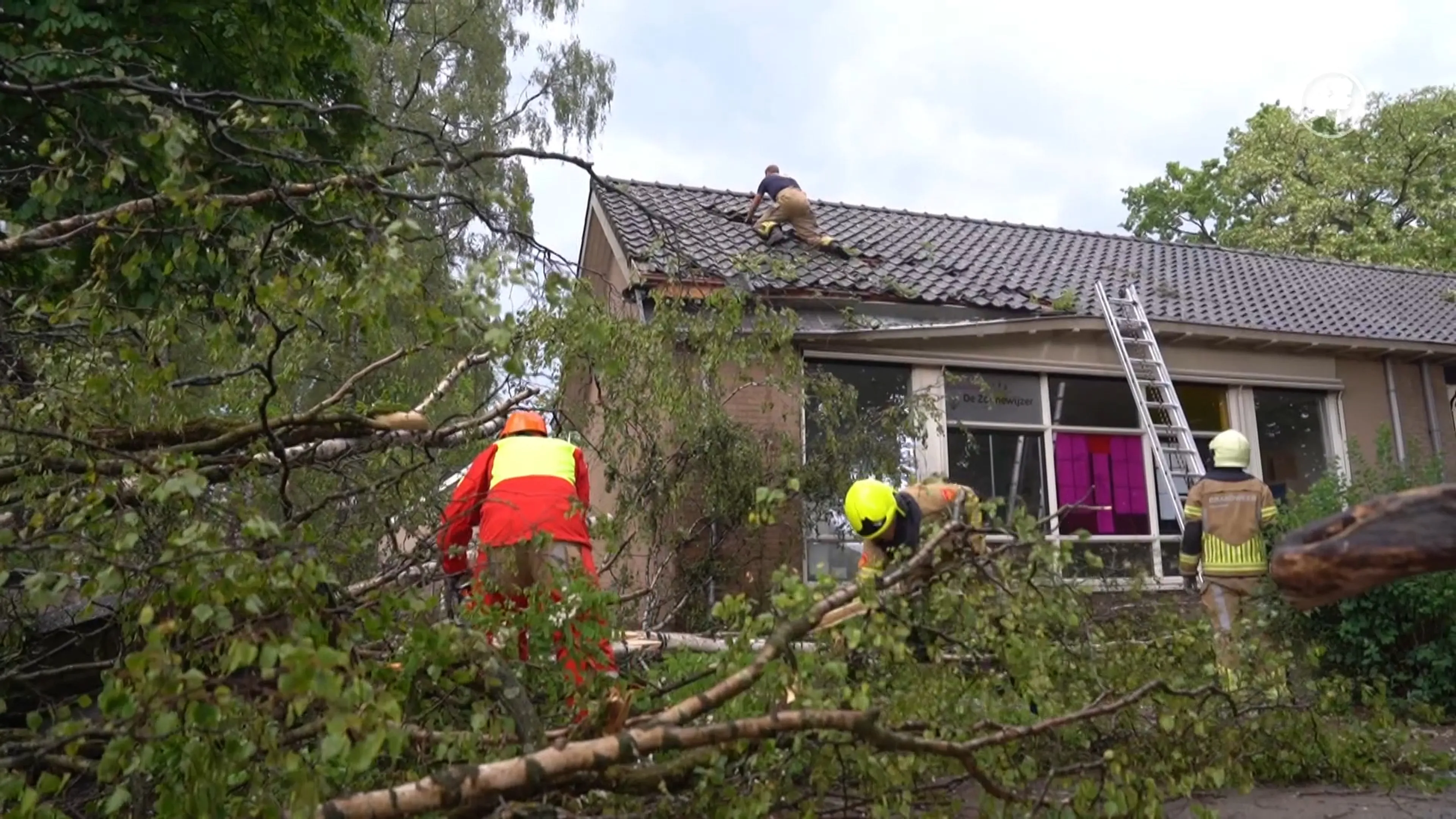 Blikseminslag zorgt voor woningbranden en treinvertraging