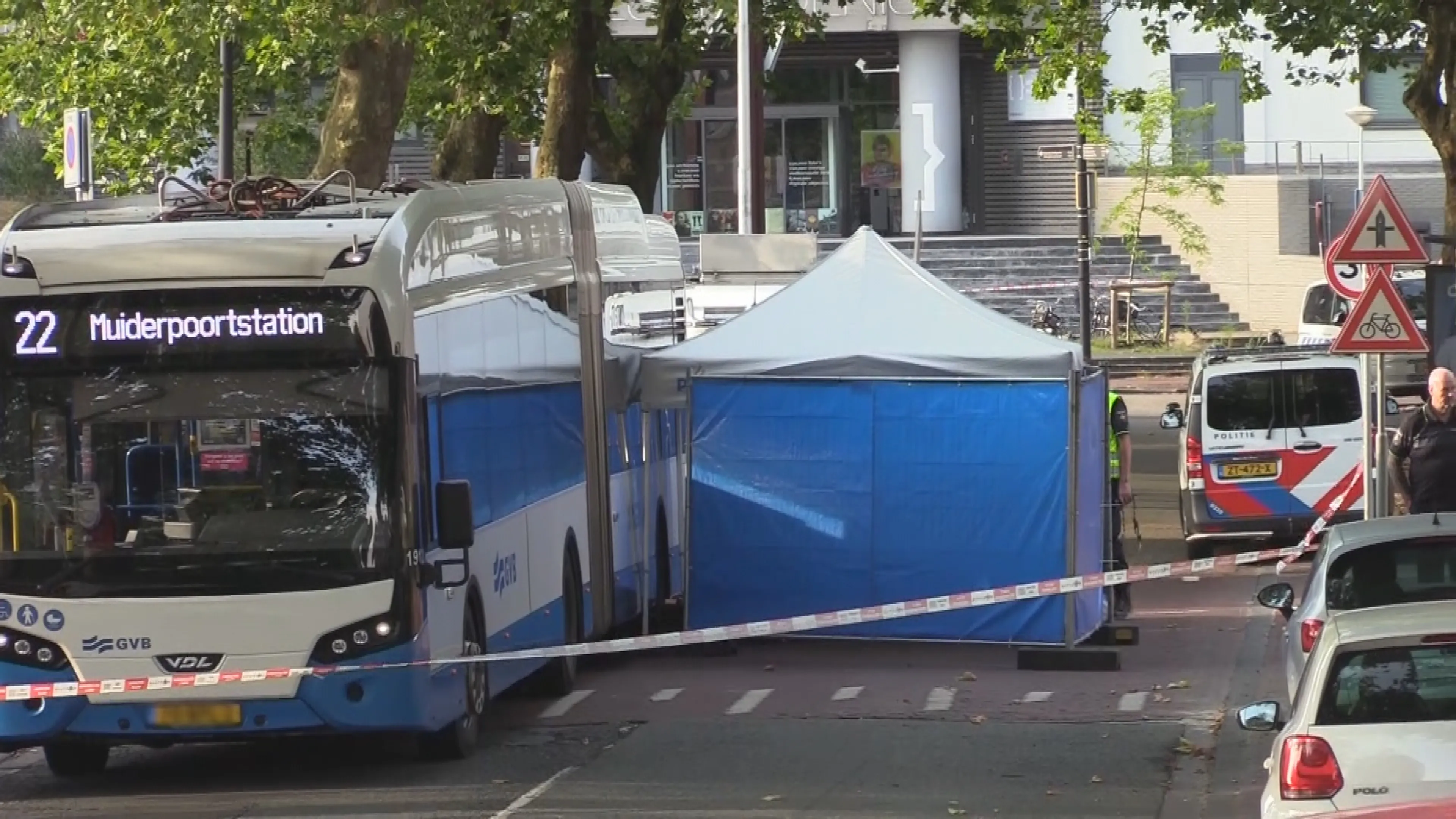 Motorrijder overleden door botsing met stadsbus in Amsterdam