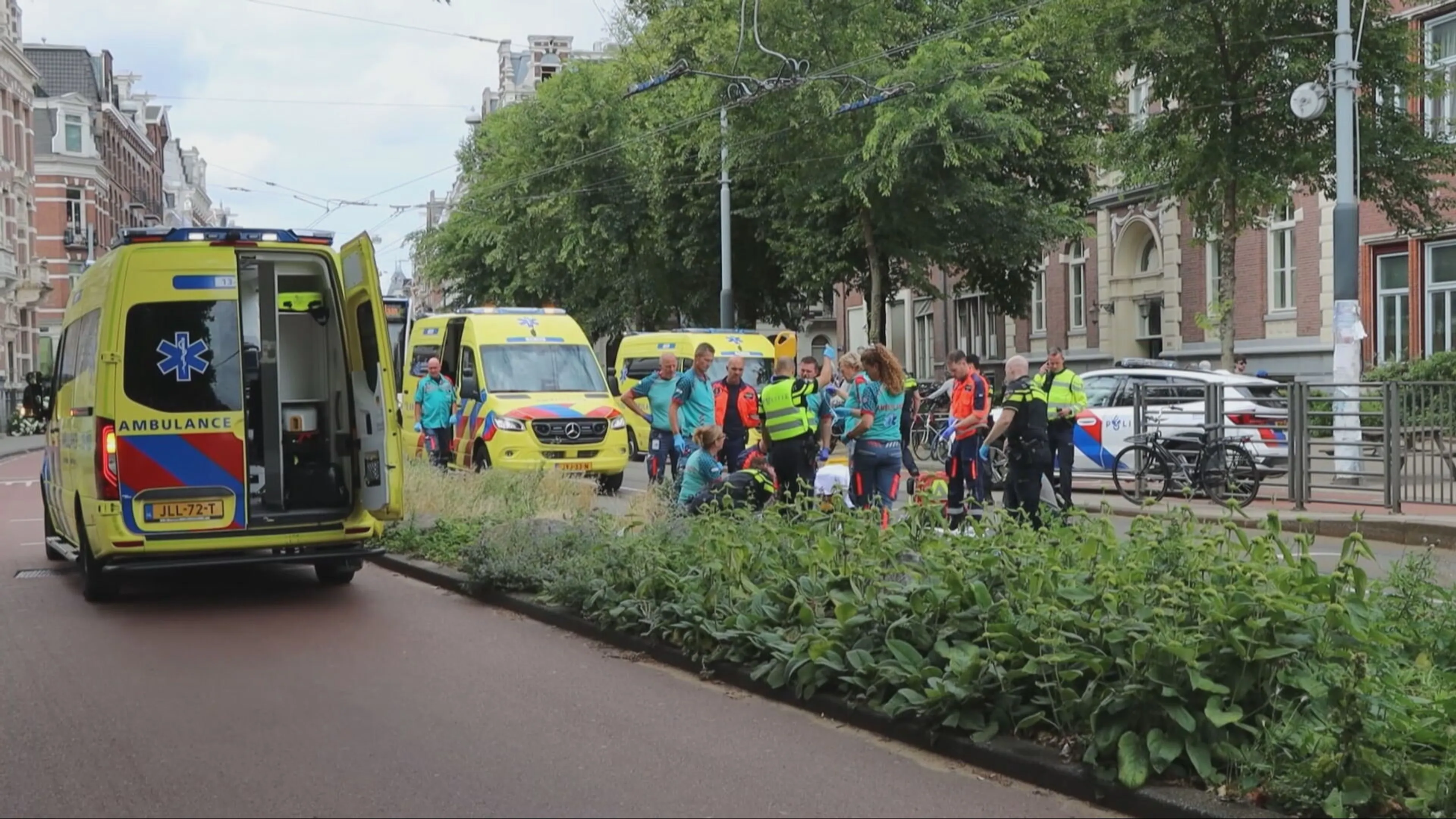 Voetganger zwaargewond na botsing met motoragent in Amsterdam