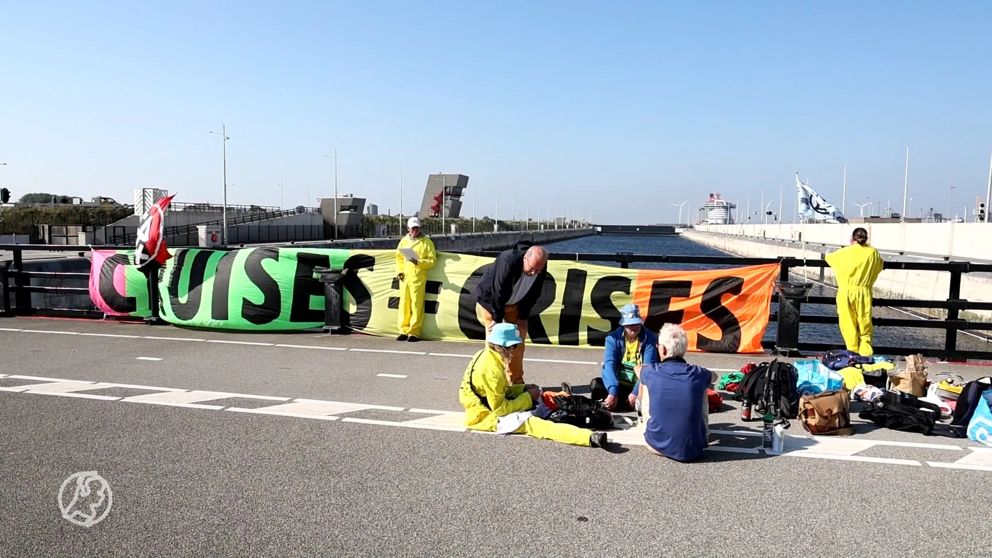 Klimaatactivisten XR blokkeren opnieuw zeesluis IJmuiden
