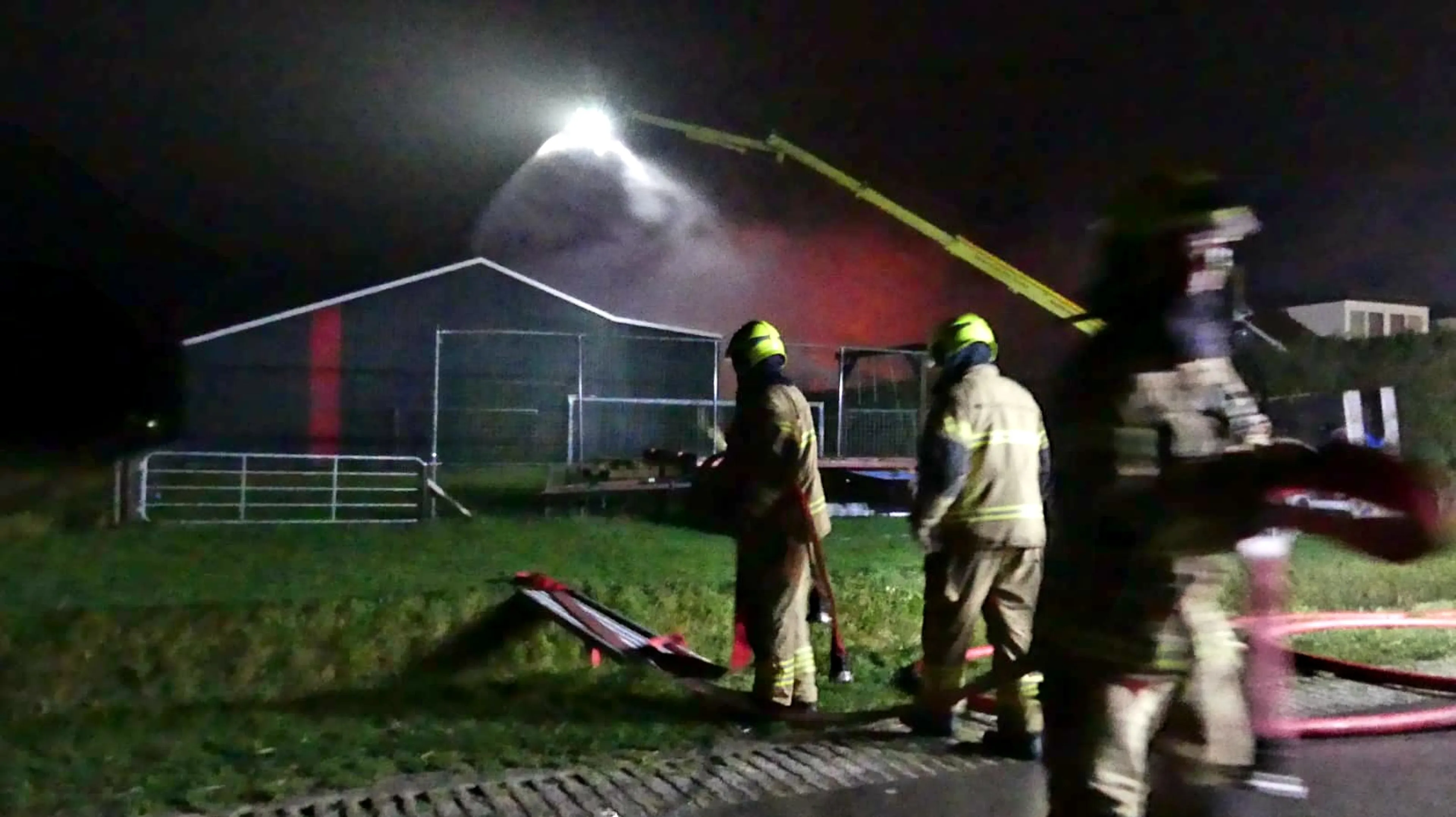 Grote brand in schuren Sint-Maartensvlotbrug, N9 enige tijd dicht