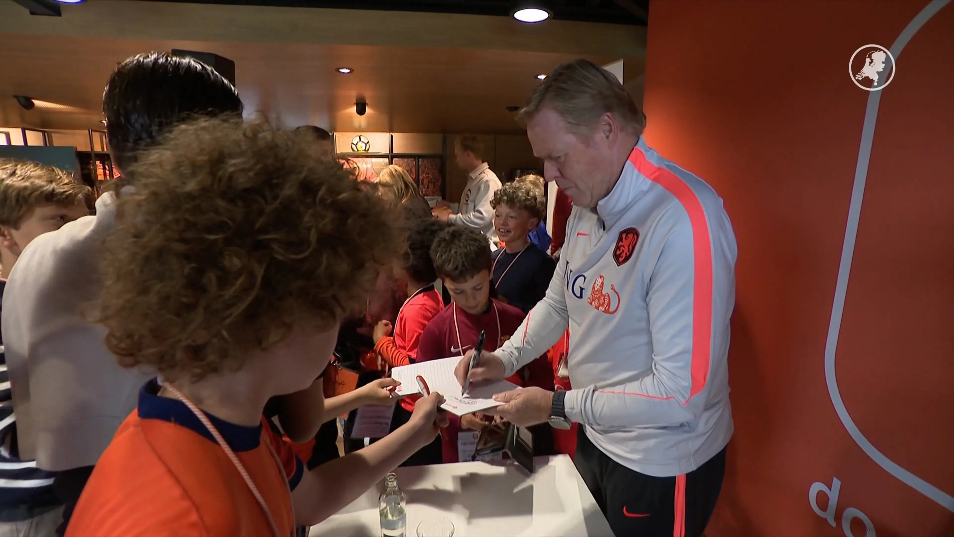 Vragenvuur voor Koeman: jonge reporters vragen bondscoach het hemd van het lijf