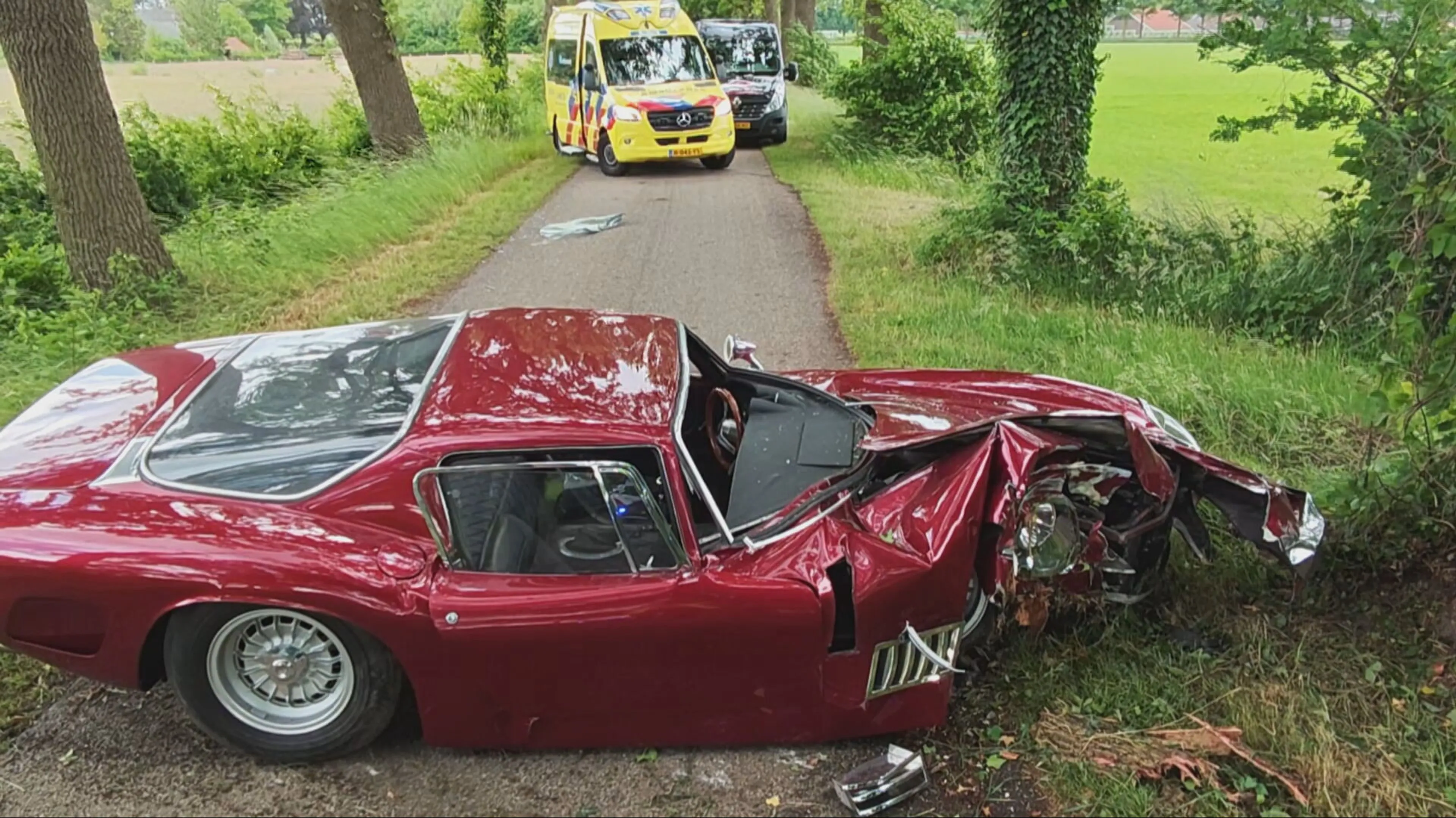 Zeldzame oldtimer sportwagen crasht bij proefrit in Barlo