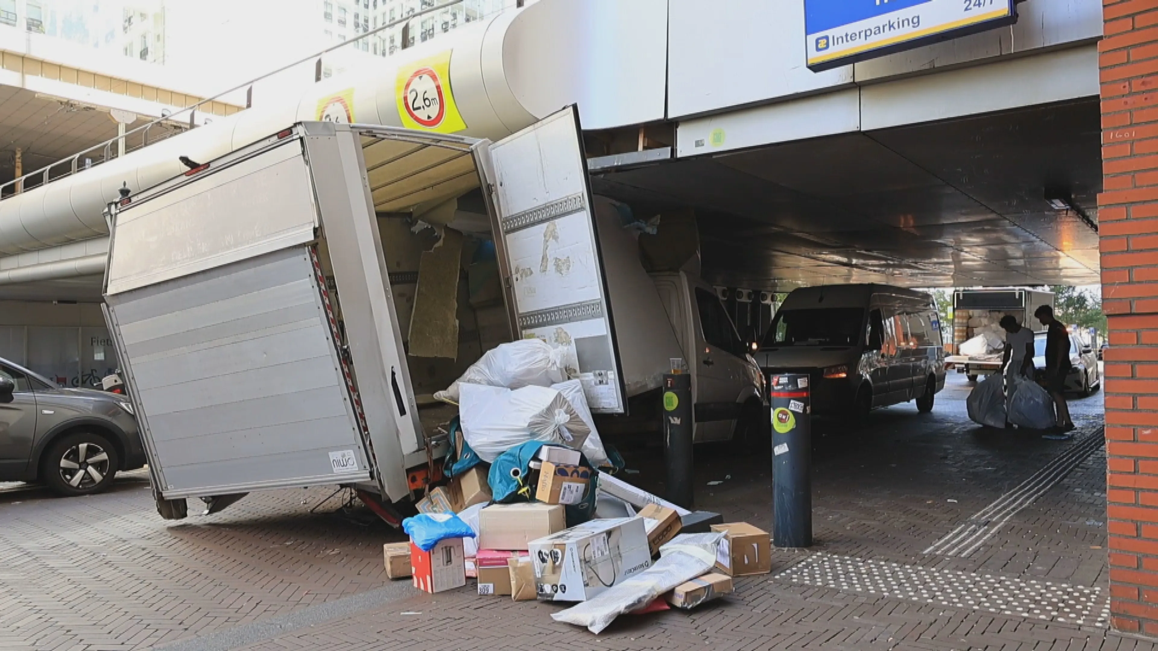 Pakketbezorger rijdt zich klem onder viaduct in Den Haag