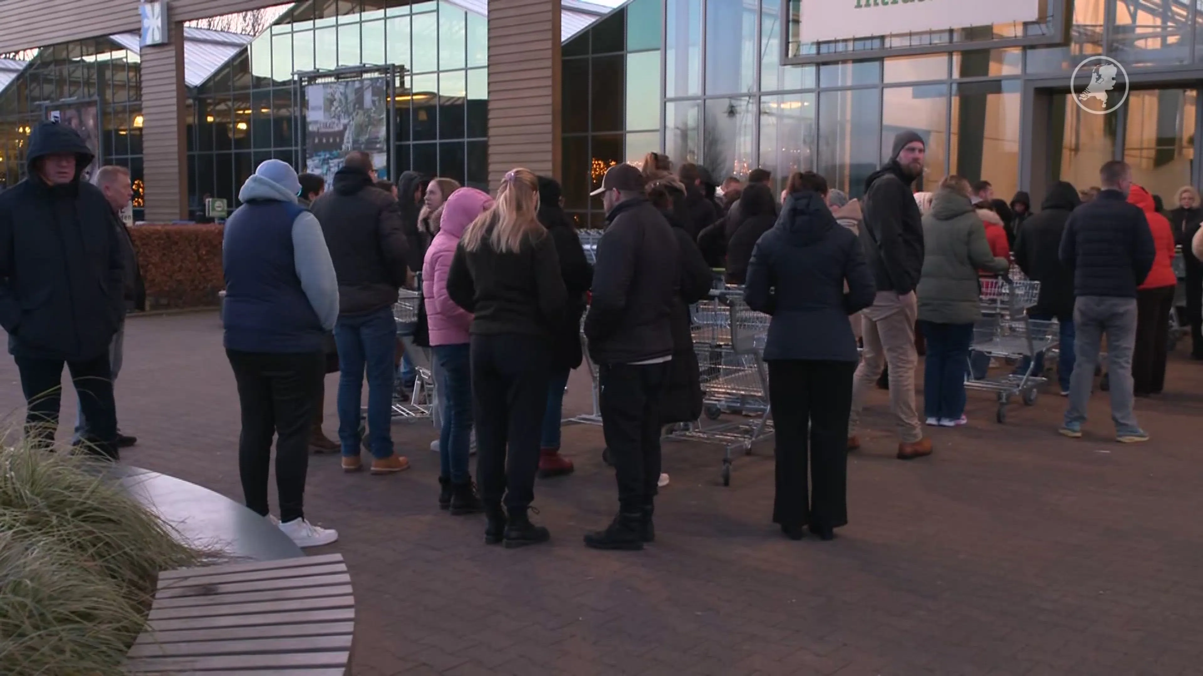 Al vroeg rij voor Intratuin tijdens kerstuitverkoop op Tweede Kerstdag