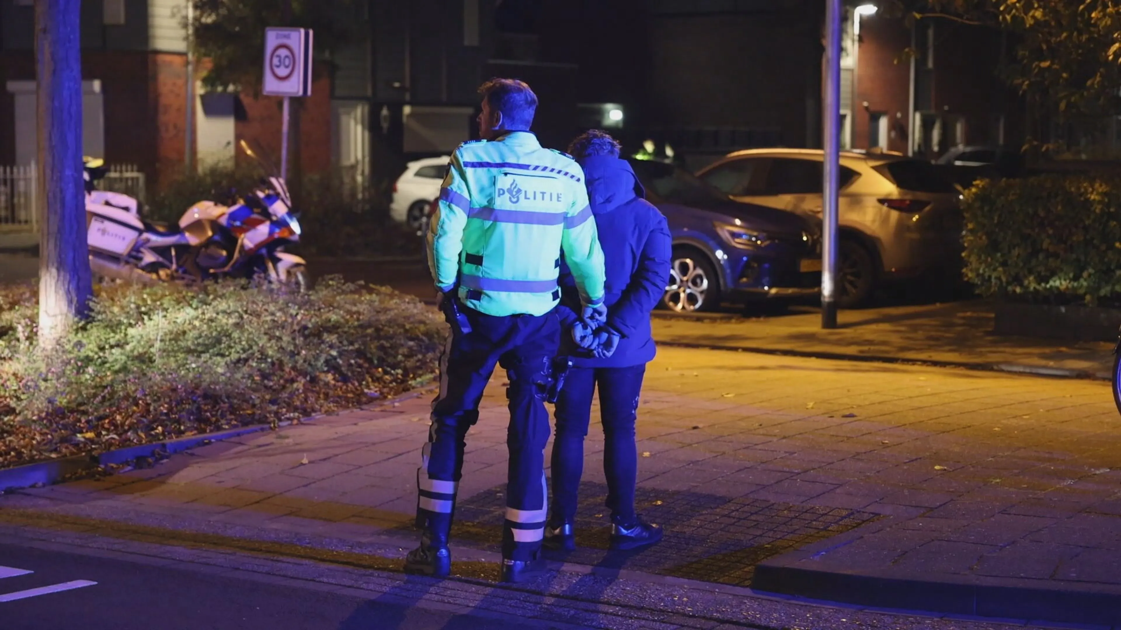 Hulpverleners gehinderd bij redden zwaargewonde man in Purmerend, acht aanhoudingen