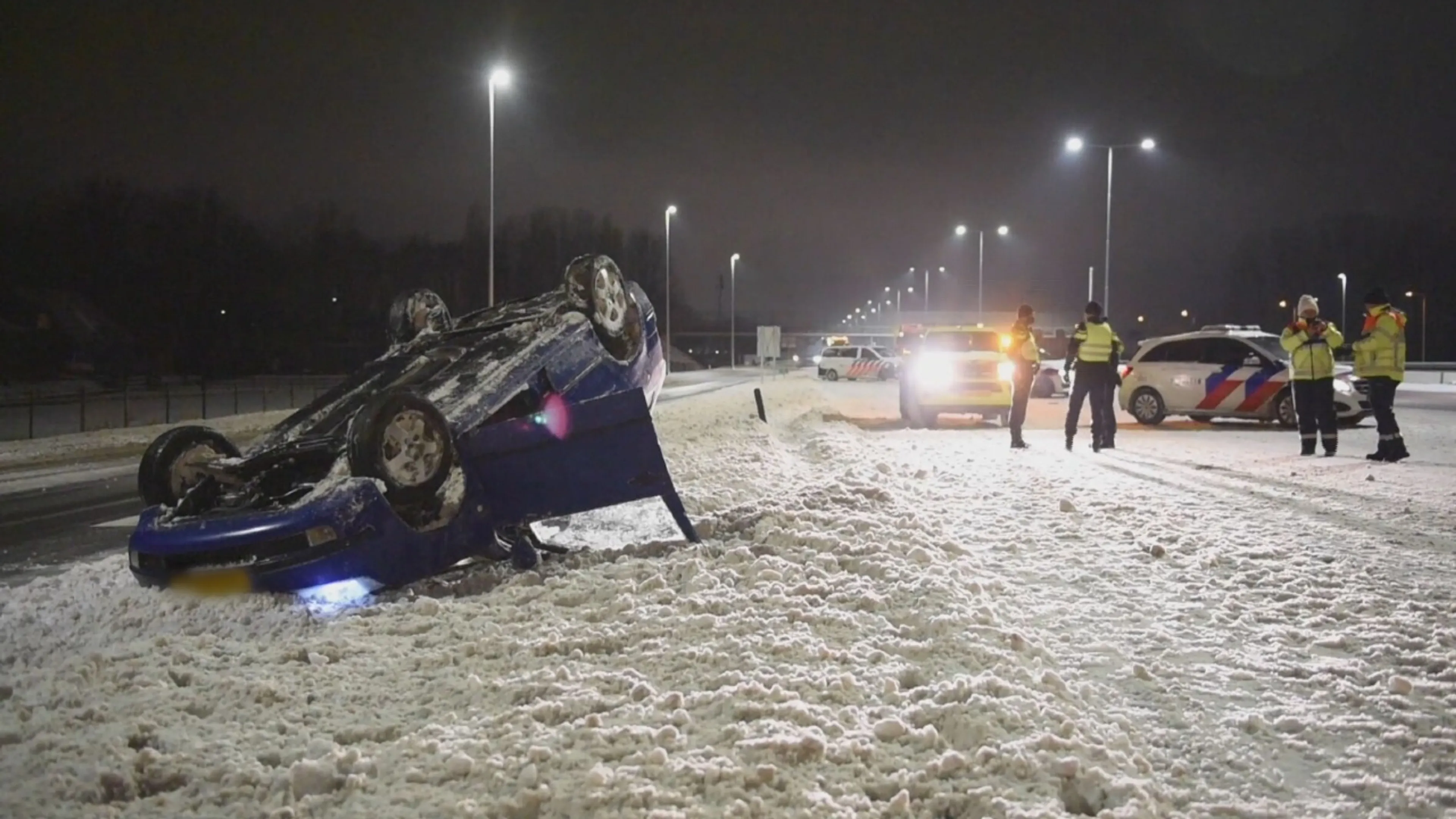 Bestuurder met drugs in de auto slaat over de kop en vlucht op A12